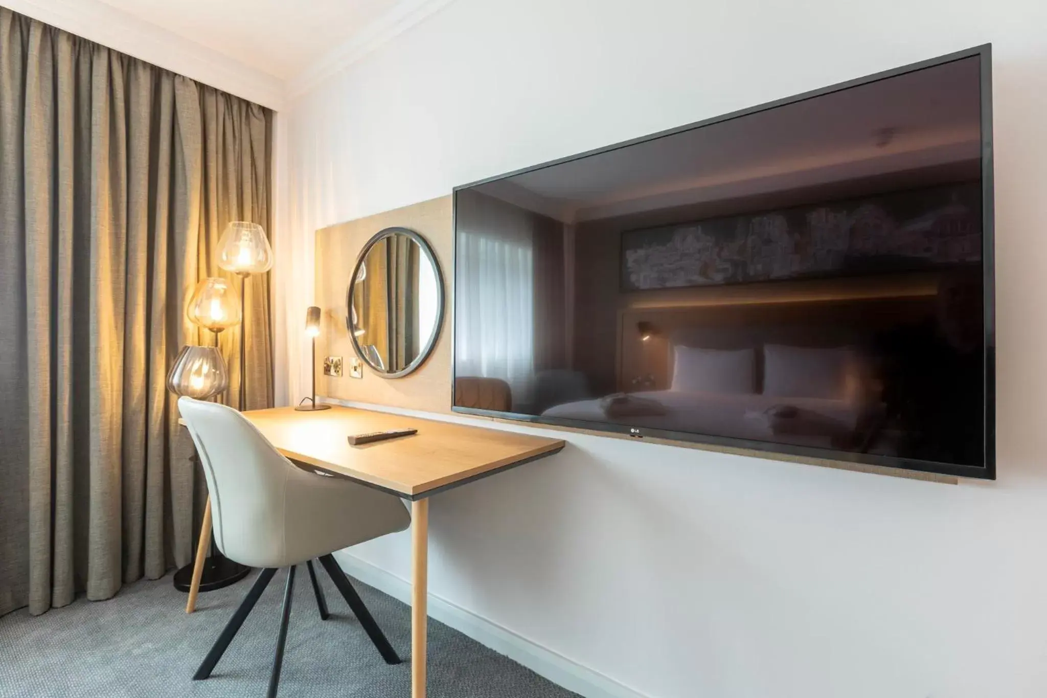 Photo of the whole room, TV/Entertainment Center in Holiday Inn London - Regent's Park, an IHG Hotel