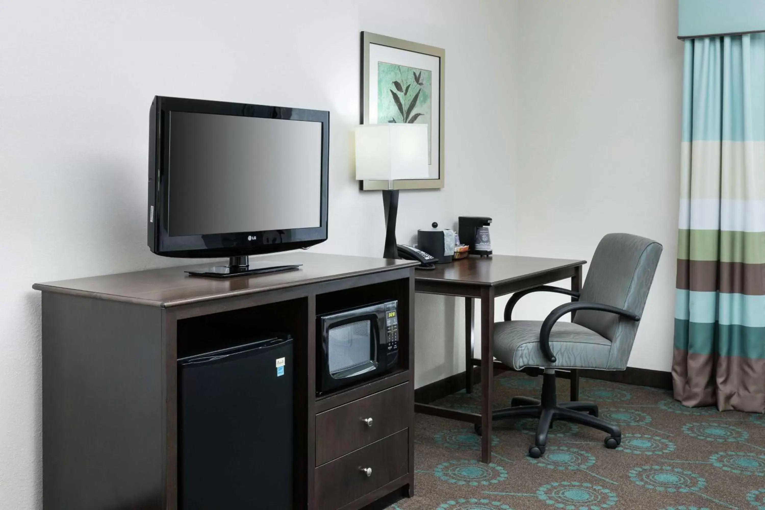 Bedroom, TV/Entertainment Center in Hampton Inn & Suites Huntsville Research Park Area