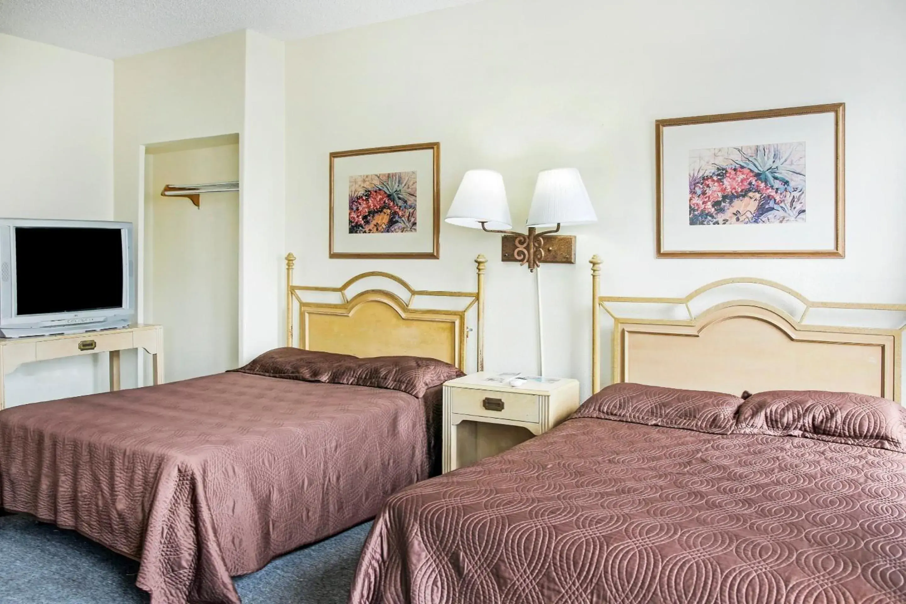 Bedroom, Bed in OYO Cameron Historic Hotel Brownsville I-69E