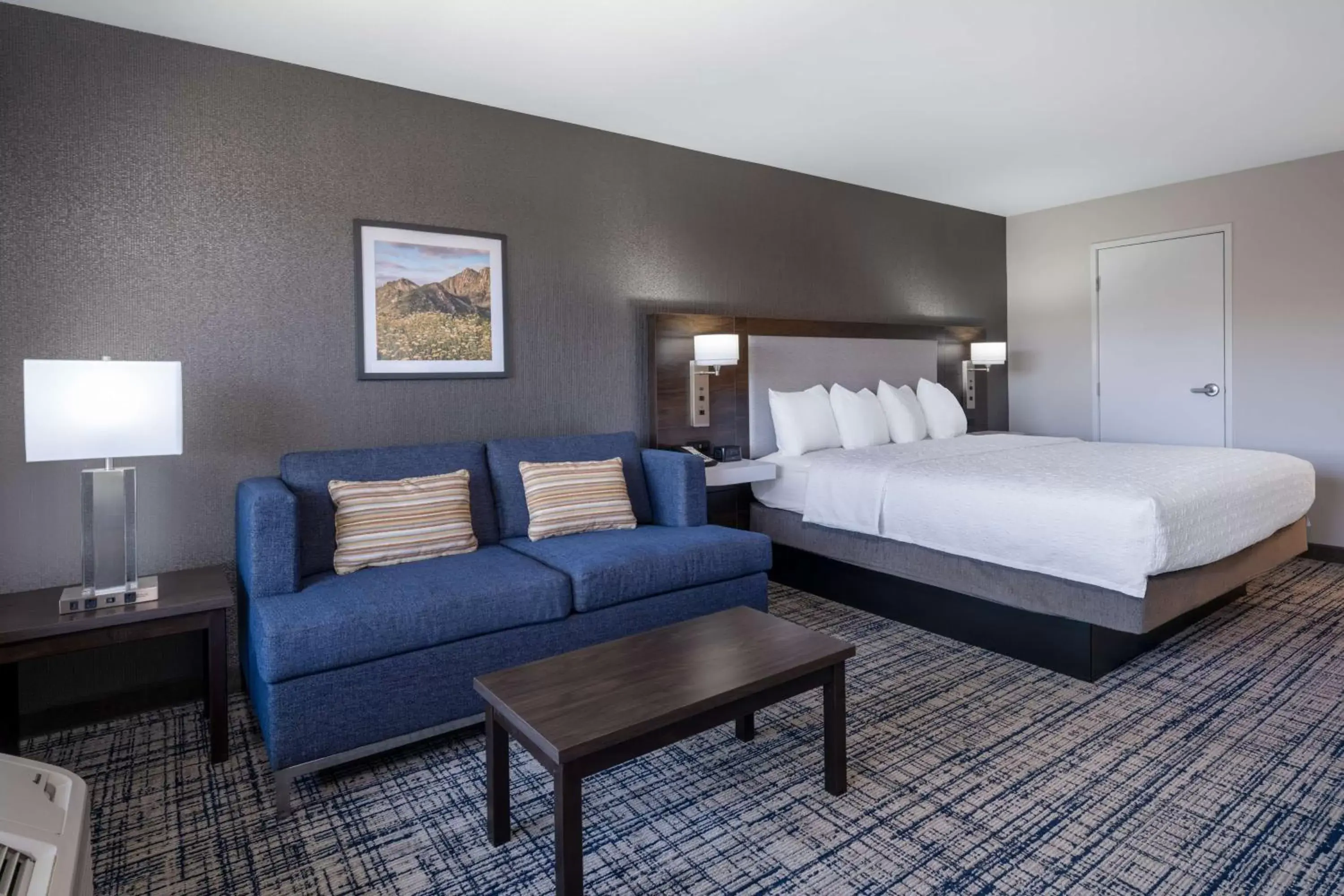 Living room, Bed in Hampton Inn & Suites Agoura Hills