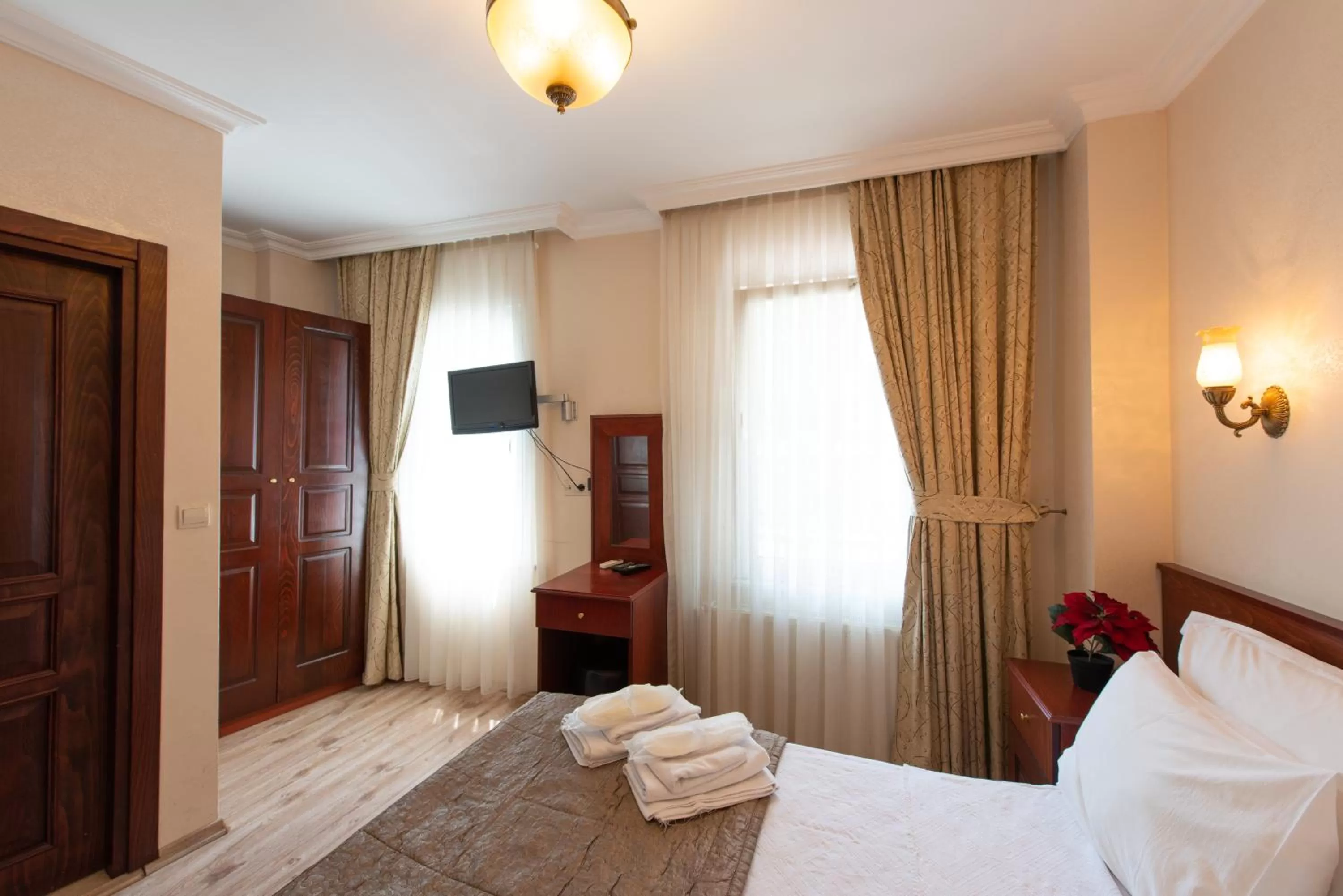 Photo of the whole room, Bed in Sultanahmet Cesme Hotel