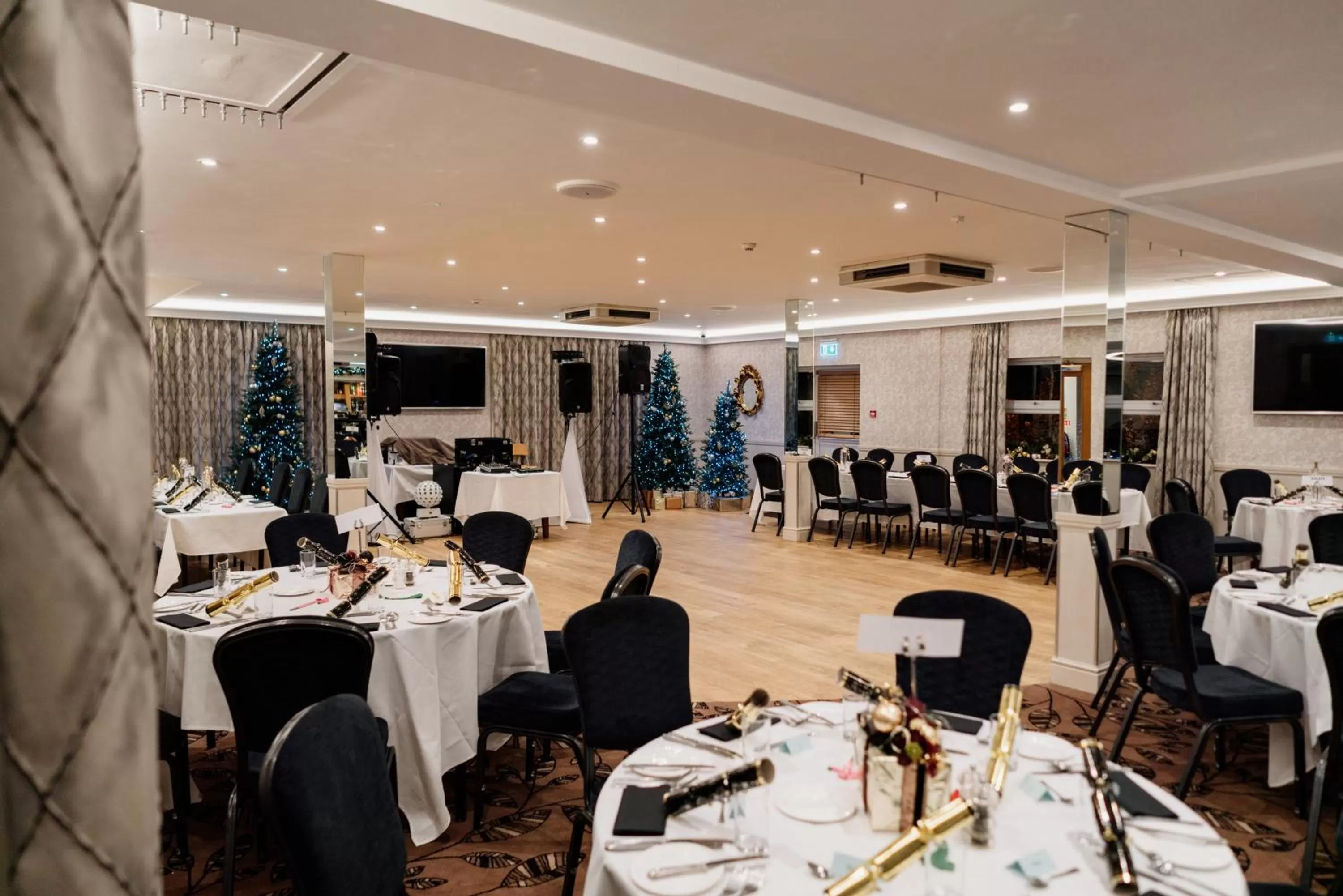 Evening entertainment in Ivy Hill Hotel, Sure Hotel Collection by Best Western