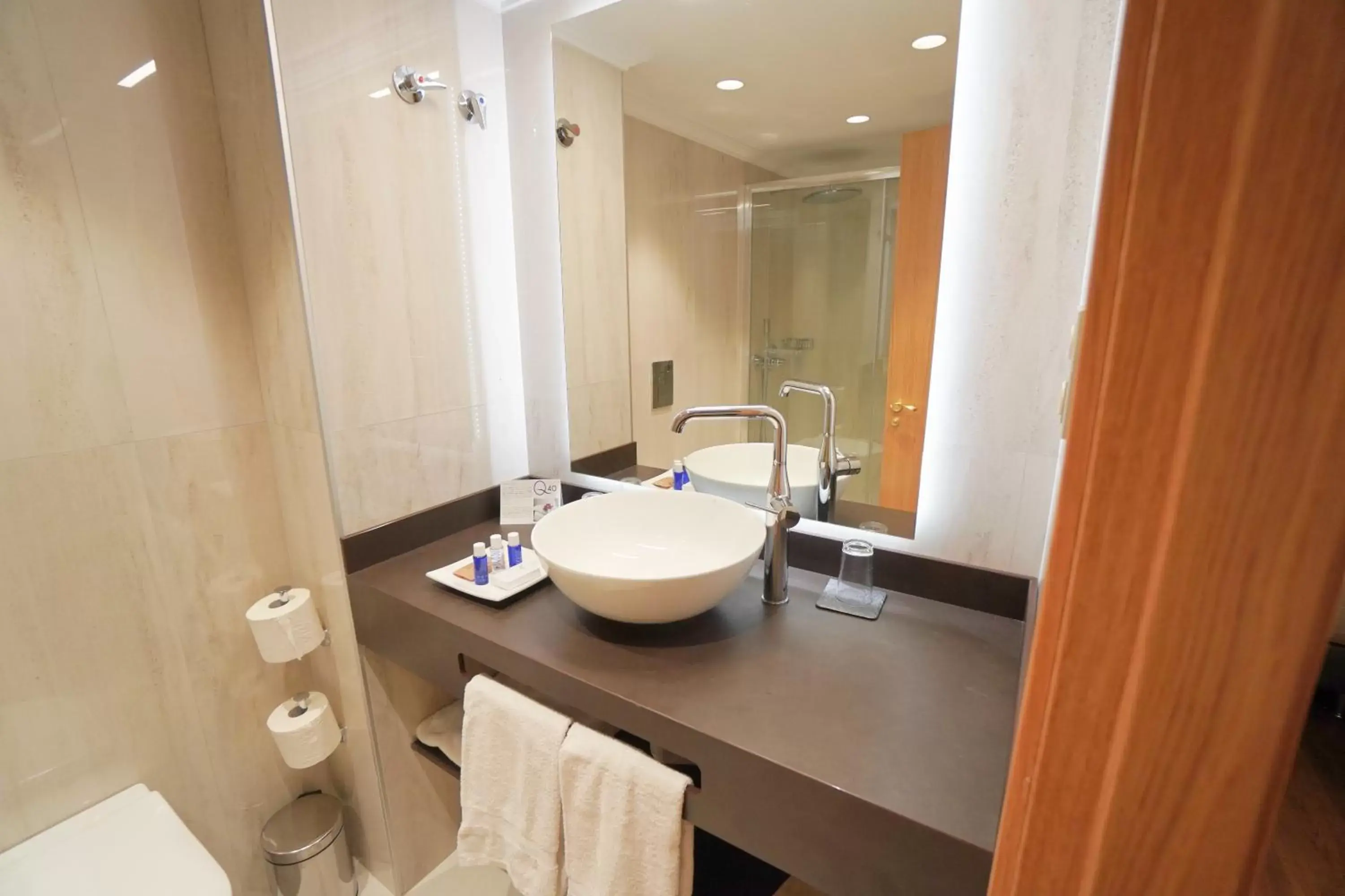 Property building, Bathroom in Aparto-Hotel Rosales