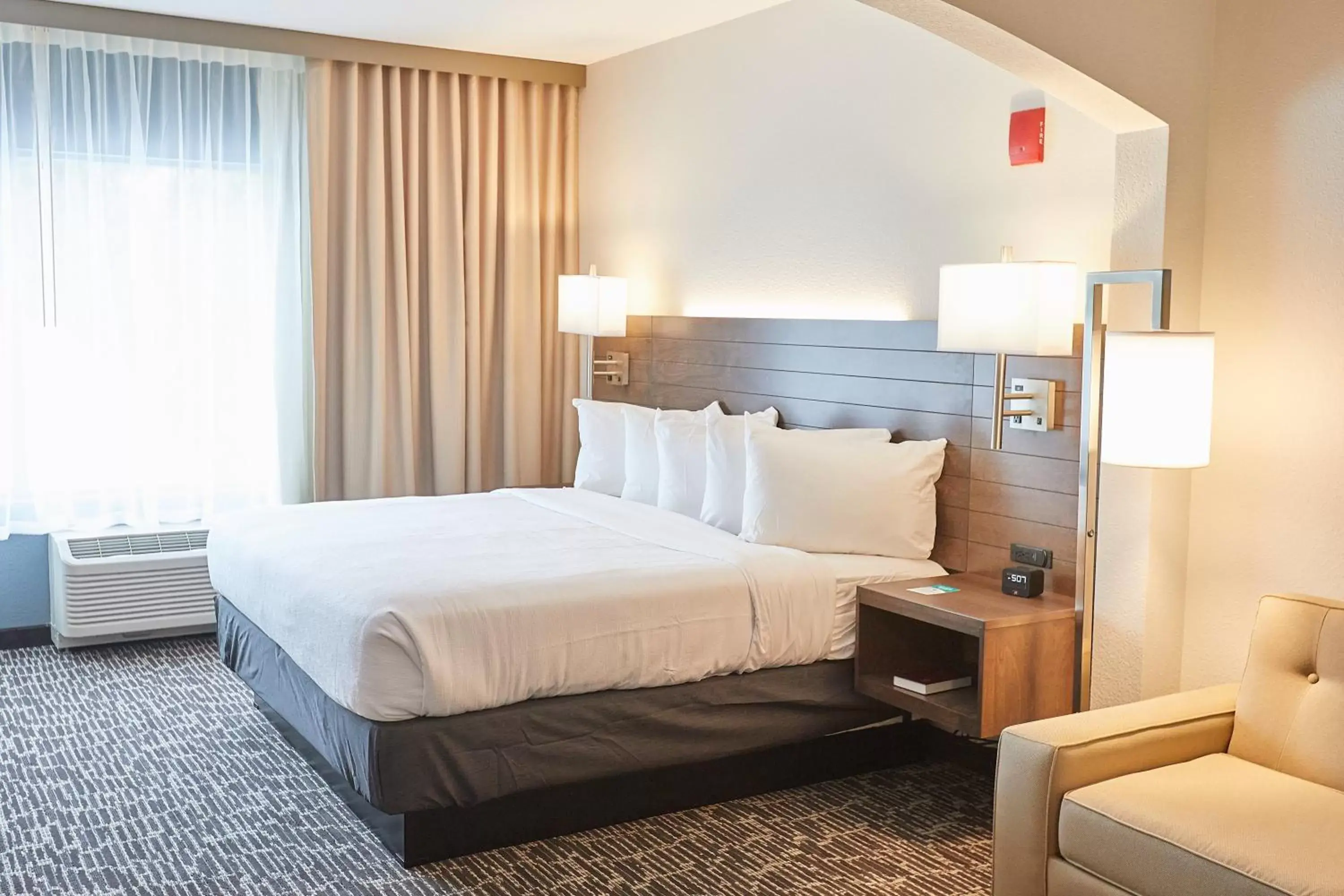 Bed in Gundersen Hotel & Suites