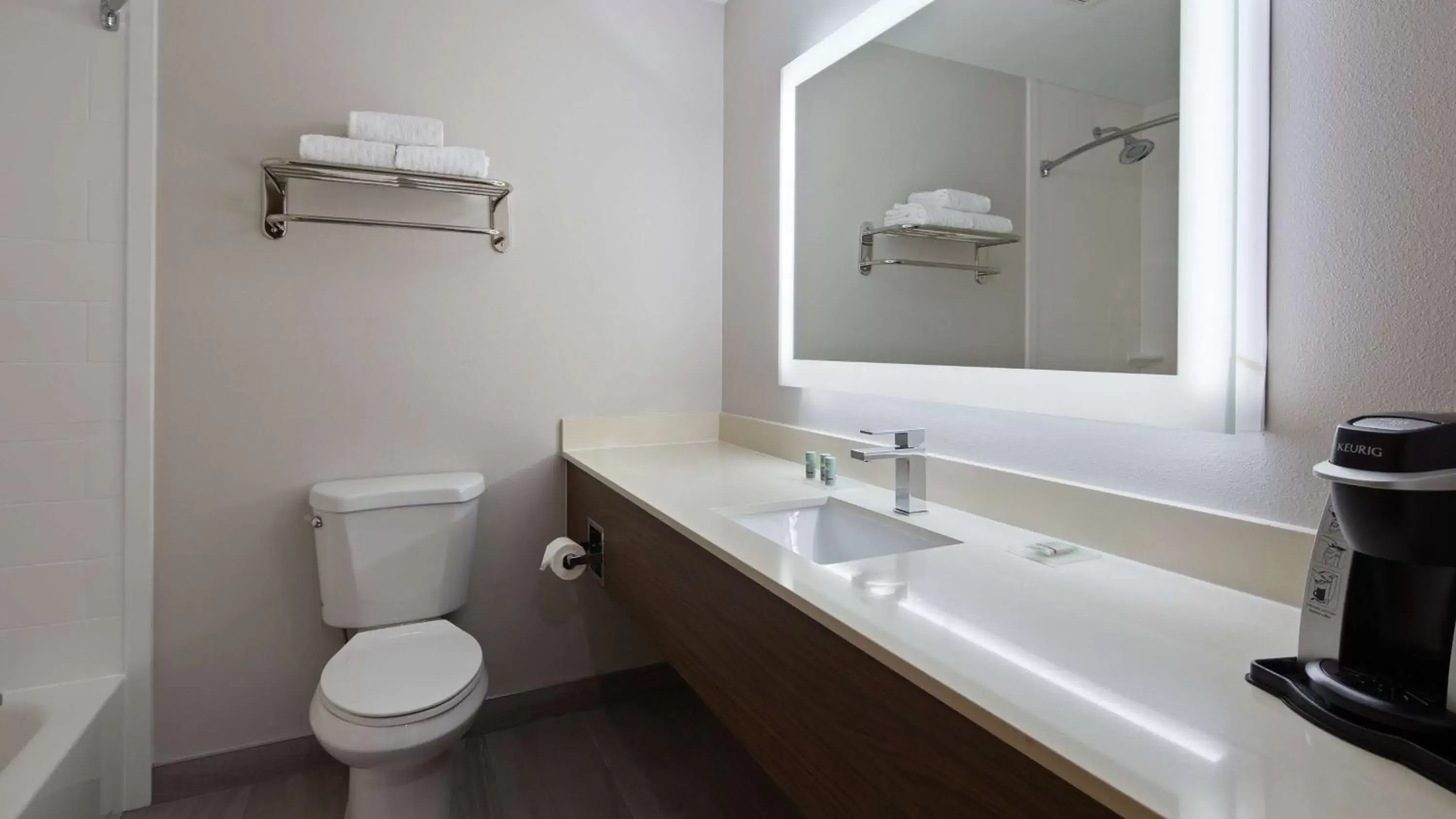 Toilet, Bathroom in Best Western Niceville - Eglin AFB Hotel