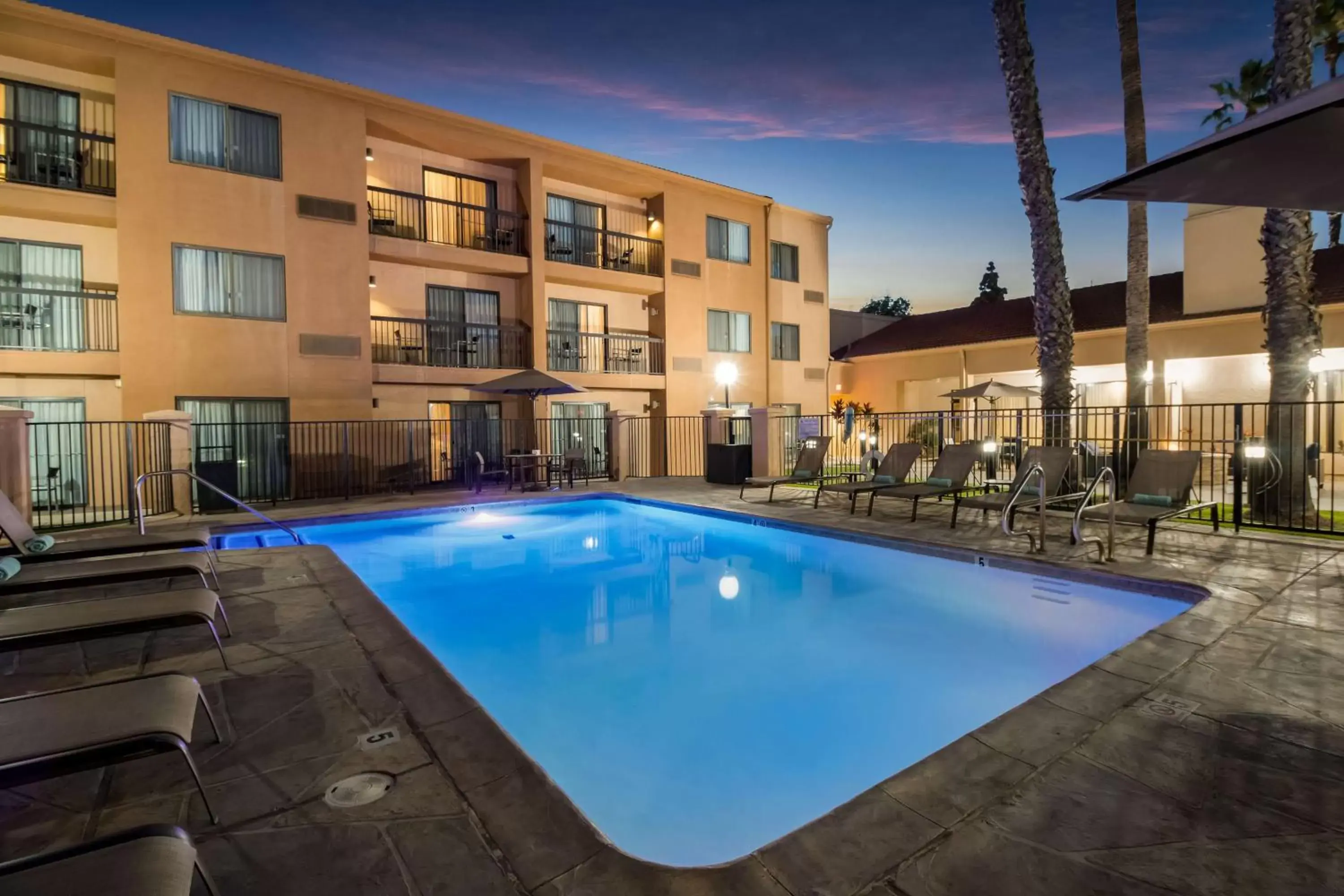 Pool view, Swimming Pool in Sonesta Select Huntington Beach Fountain Valley