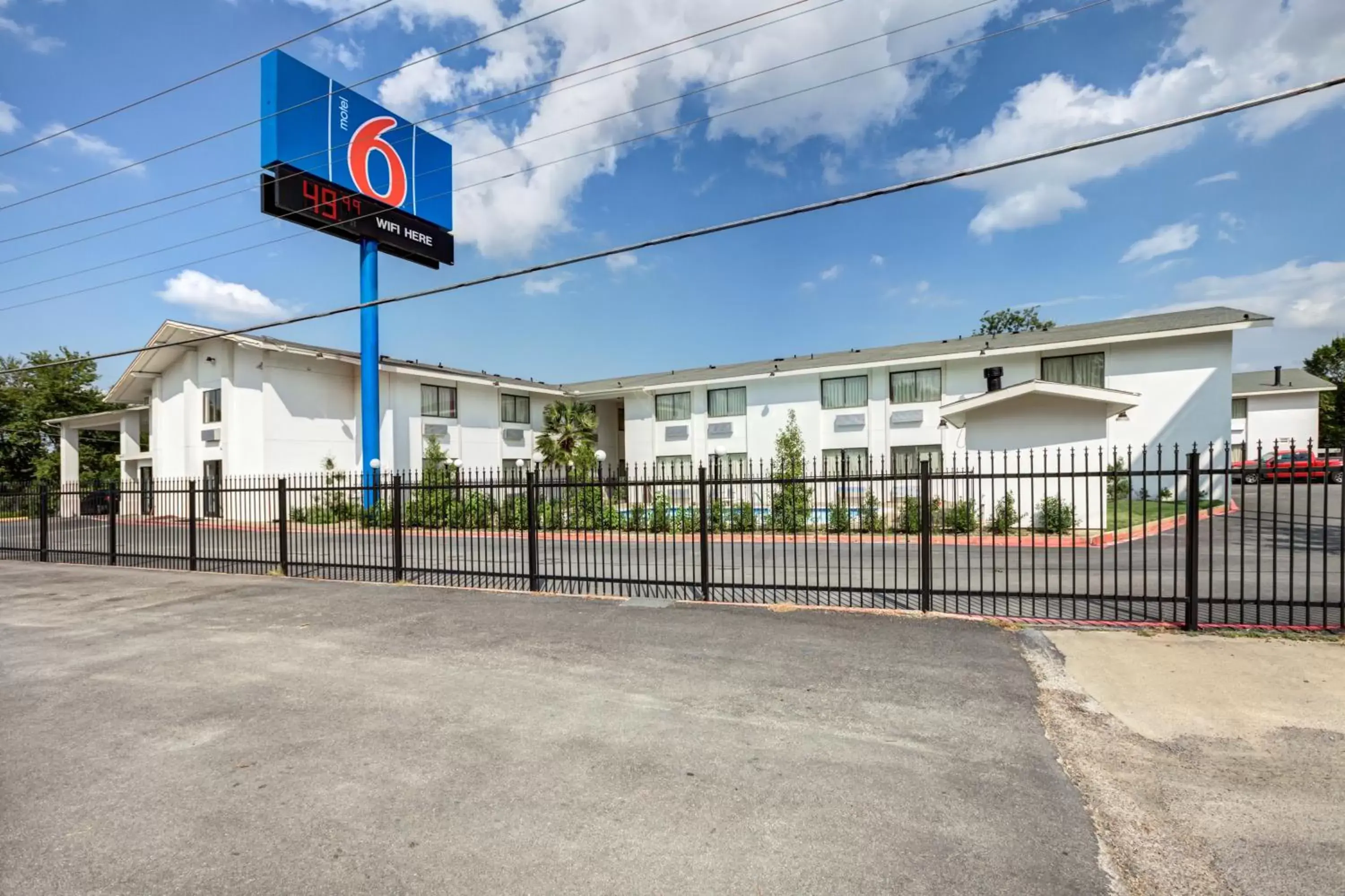 Facade/entrance, Property Building in Motel 6-Dallas, TX - South