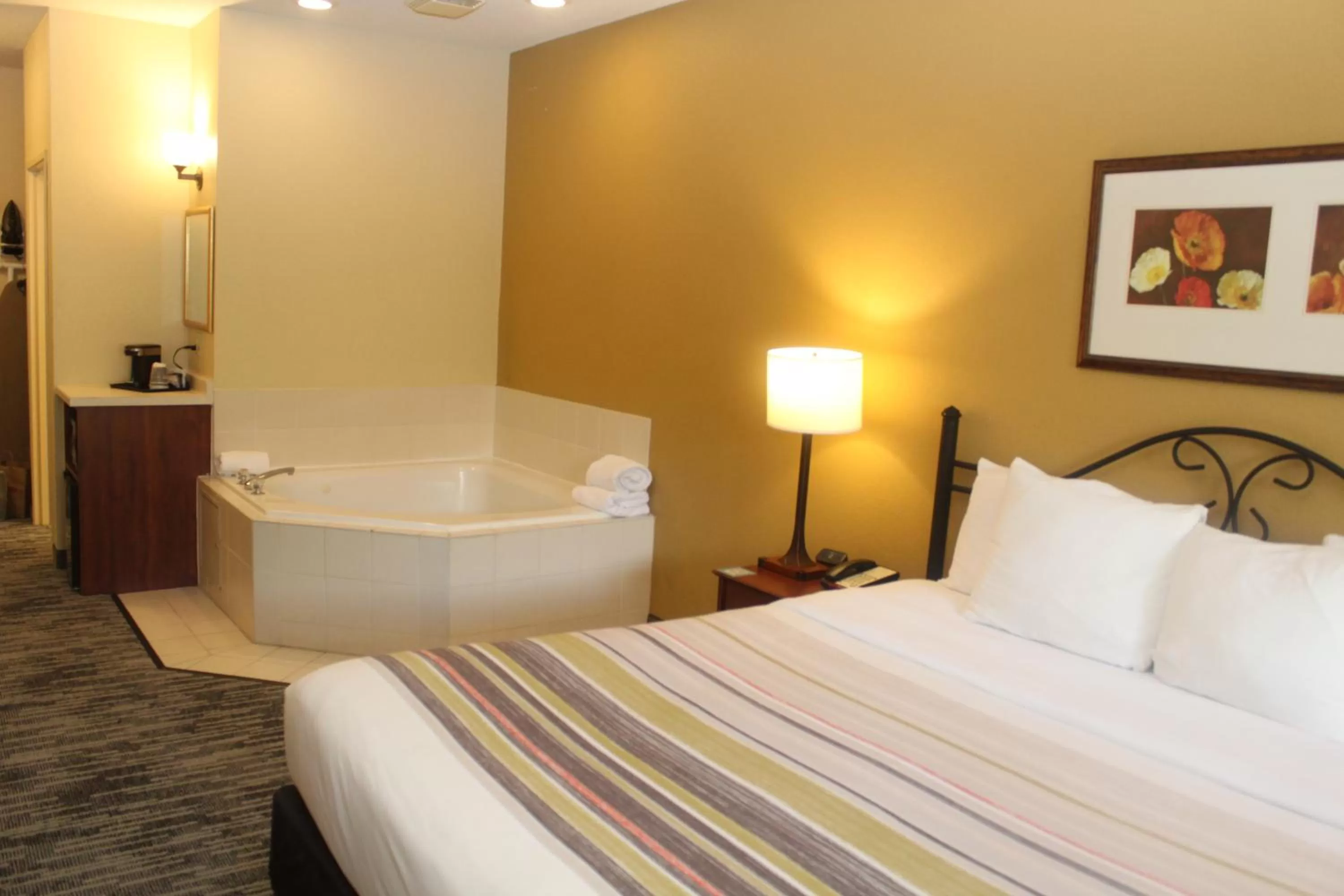 Photo of the whole room, Bed in Country Inn & Suites by Radisson, Crystal Lake, IL