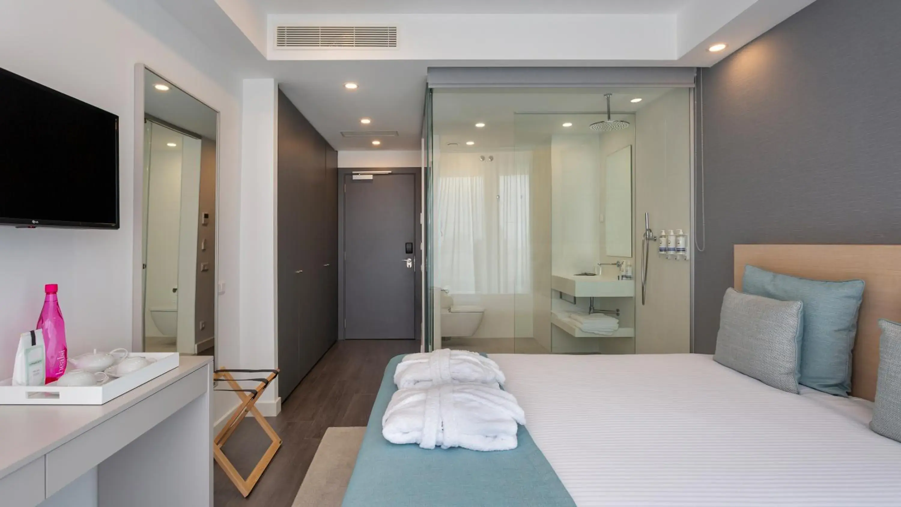 Bedroom, Bed in Longevity Health & Wellness Hotel - Adults Only