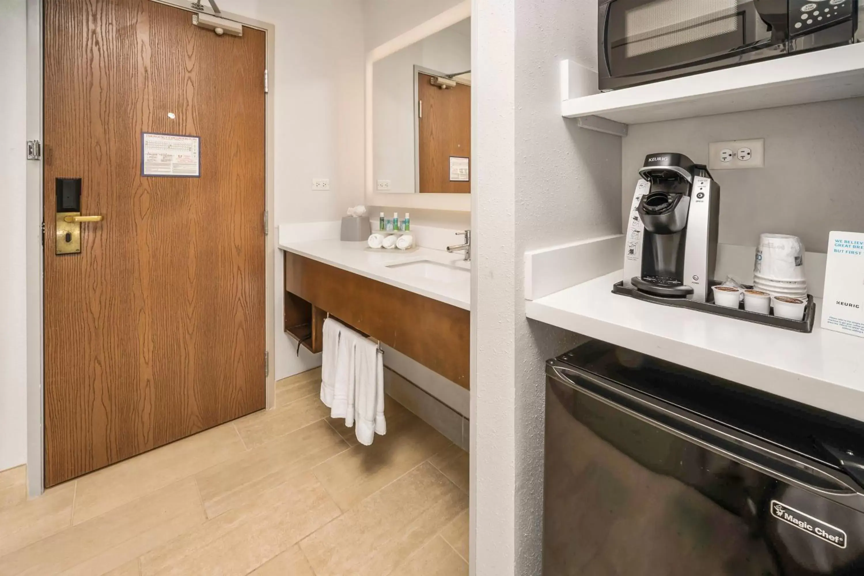 Bedroom, Kitchen/Kitchenette in Holiday Inn Express Chicago Northwest-Vernon Hills, an IHG Hotel