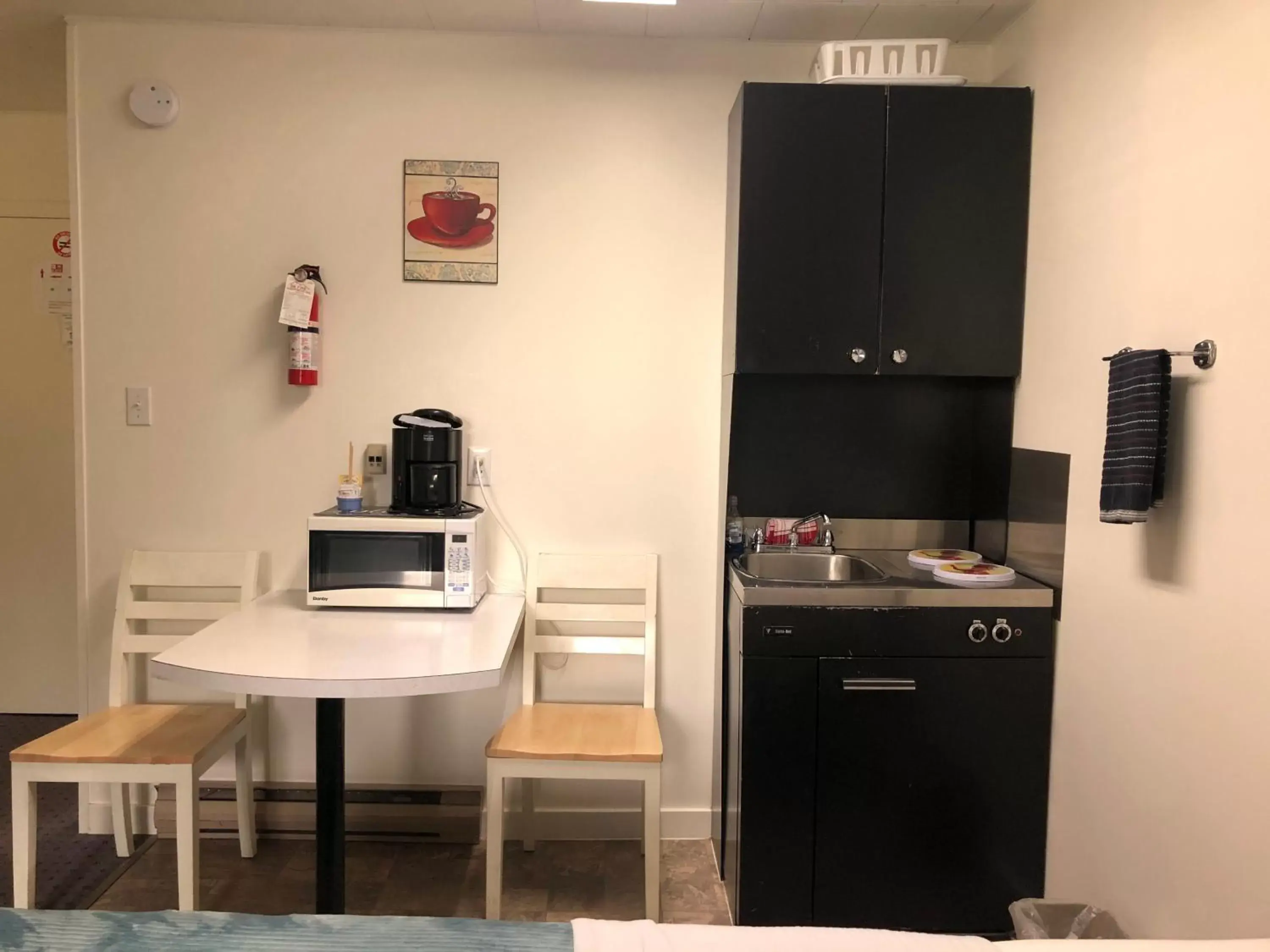 Kitchen/Kitchenette in Creston Valley Motel