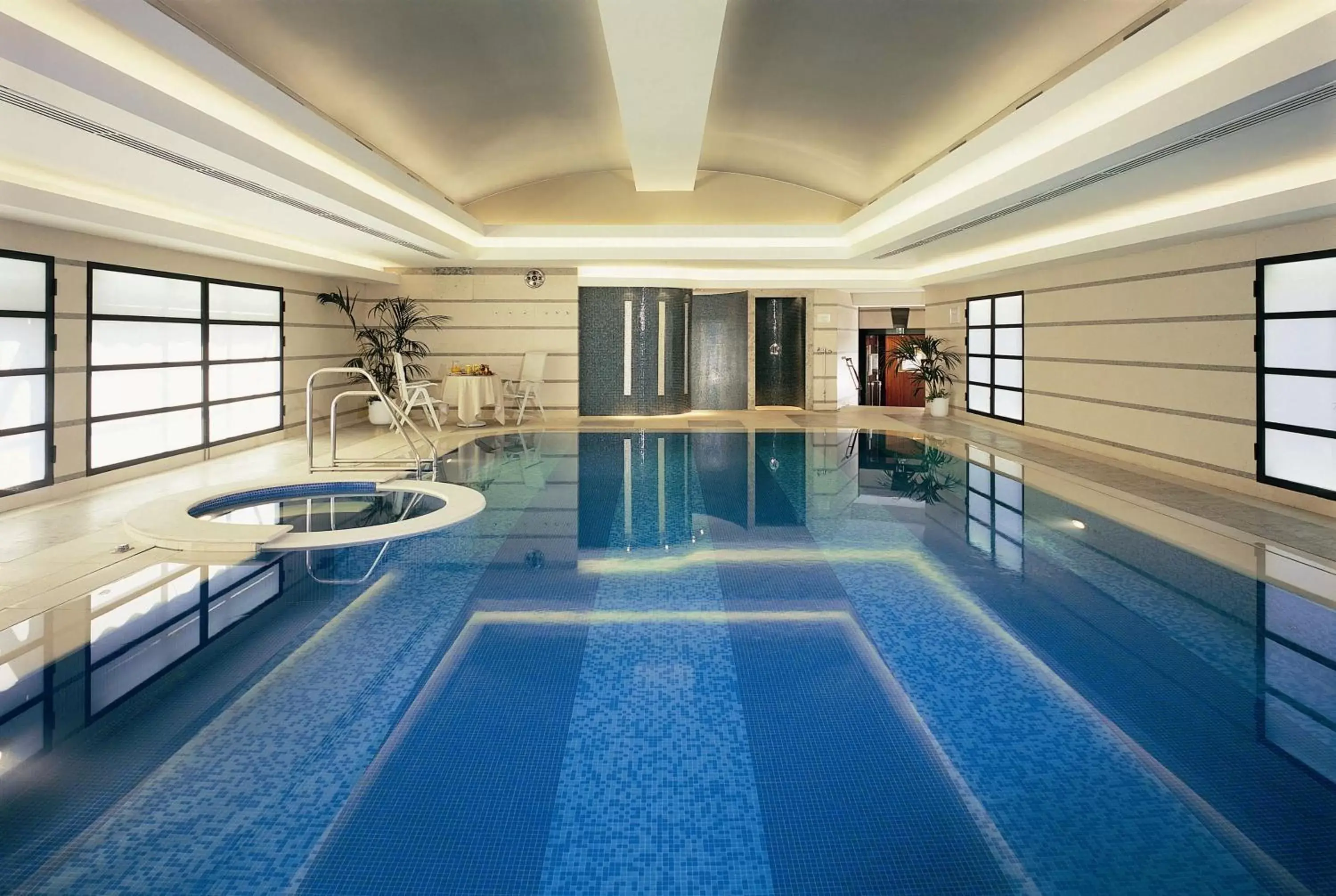 Swimming Pool in Hotel Principe Di Savoia - Dorchester Collection