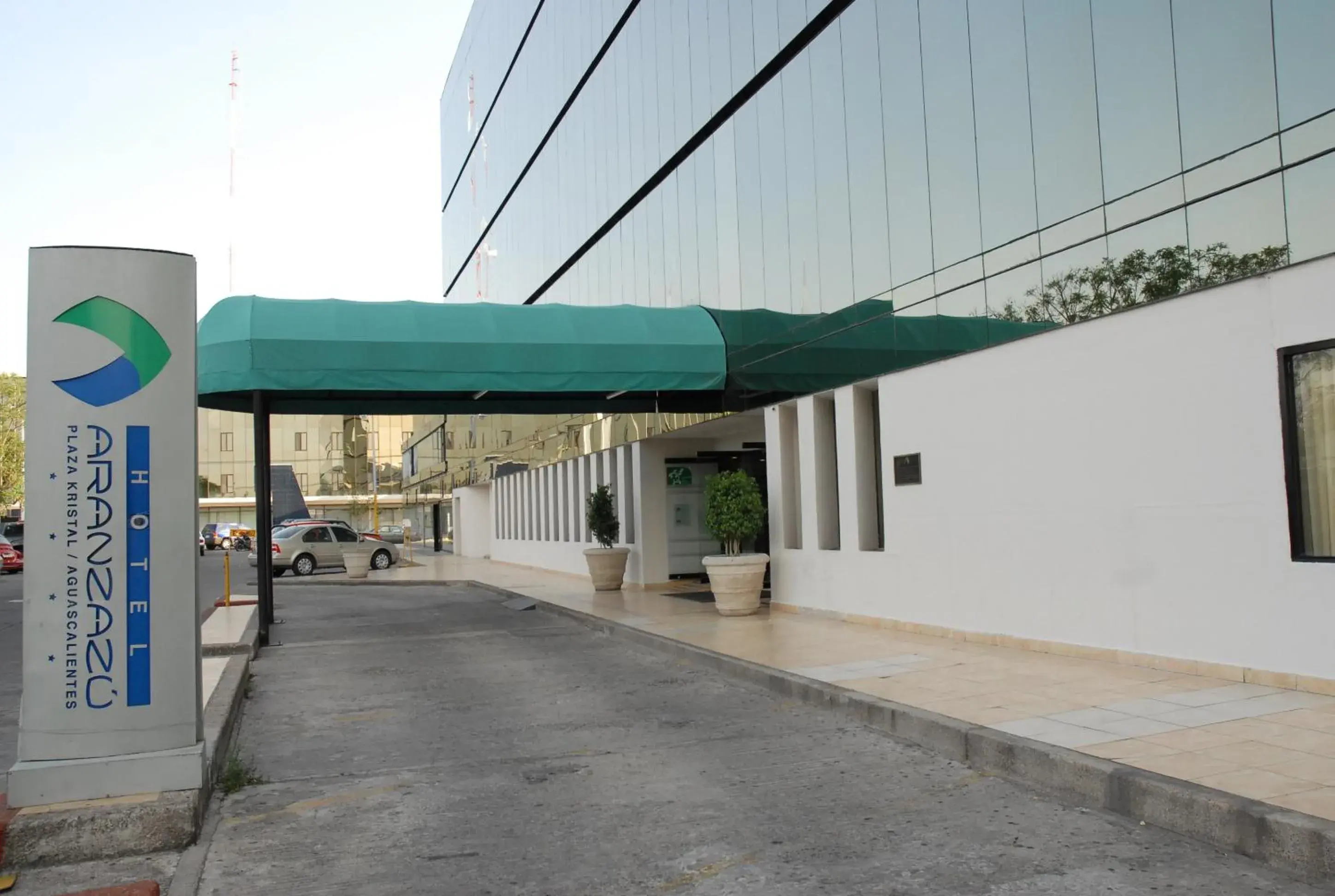 Facade/entrance, Patio/Outdoor Area in Aranzazu Plaza Kristal Aguascalientes