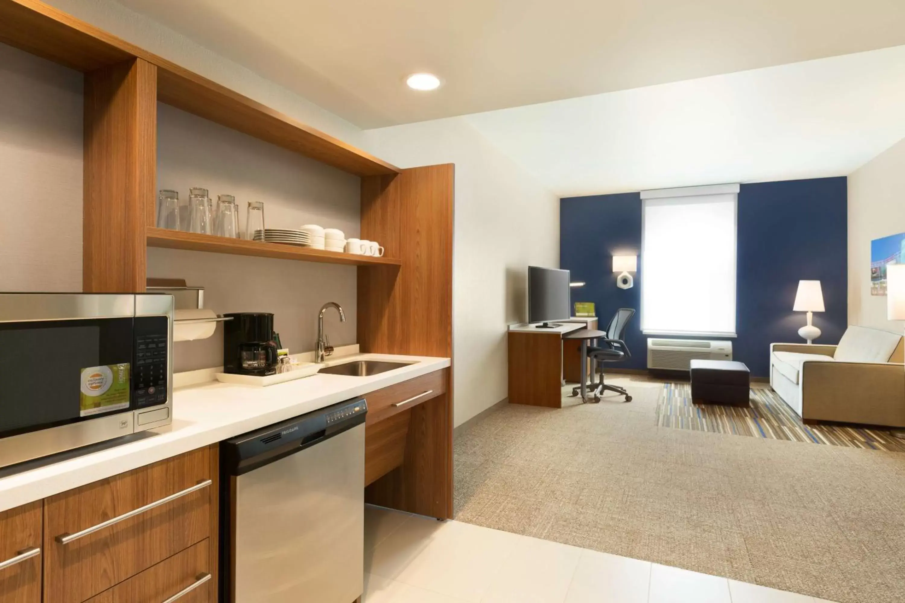 Bedroom, Kitchen/Kitchenette in Home2 Suites By Hilton Glendale Westgate