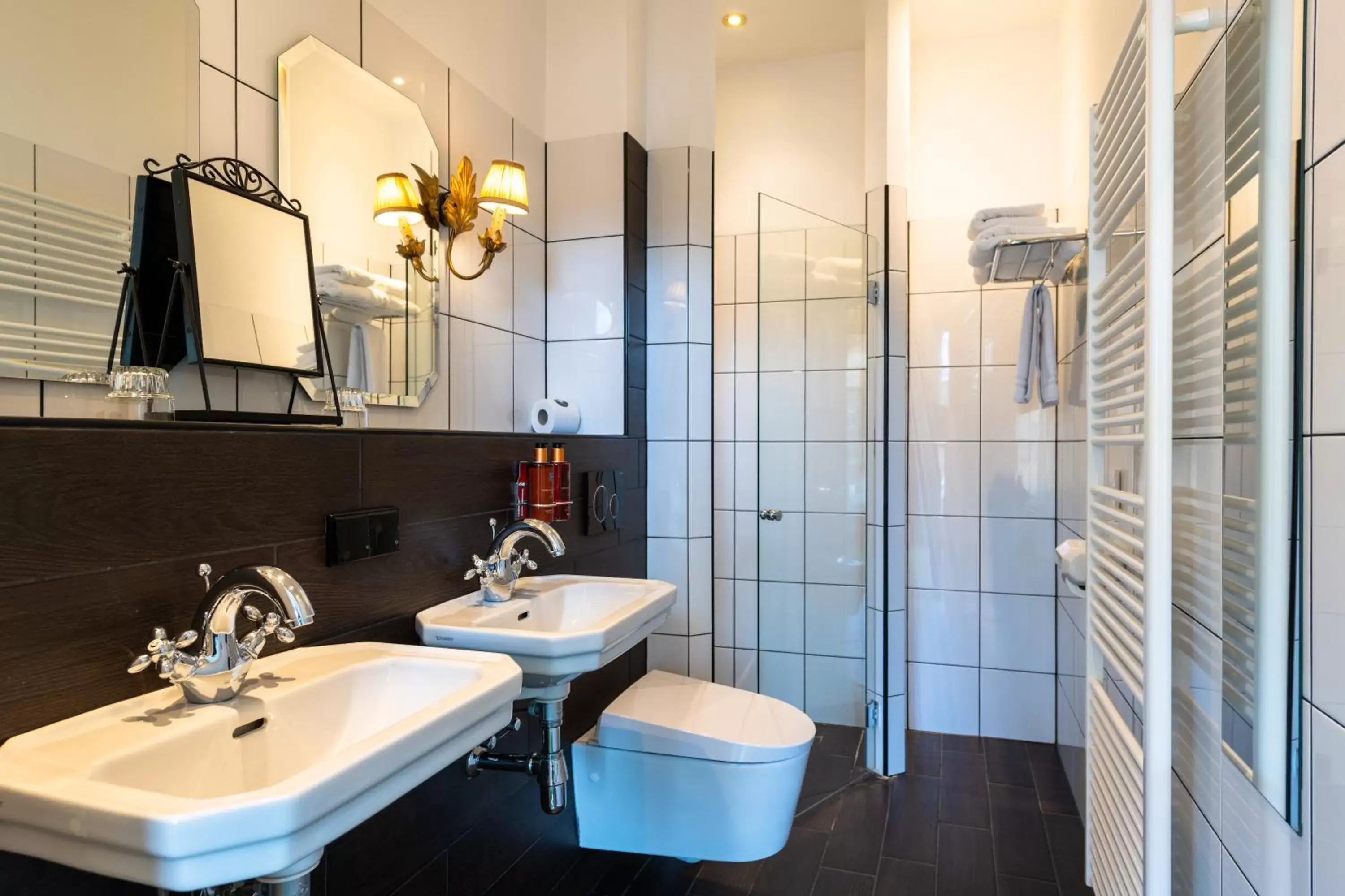 Shower, Bathroom in Grand Boutique Hotel-Restaurant Huis Vermeer