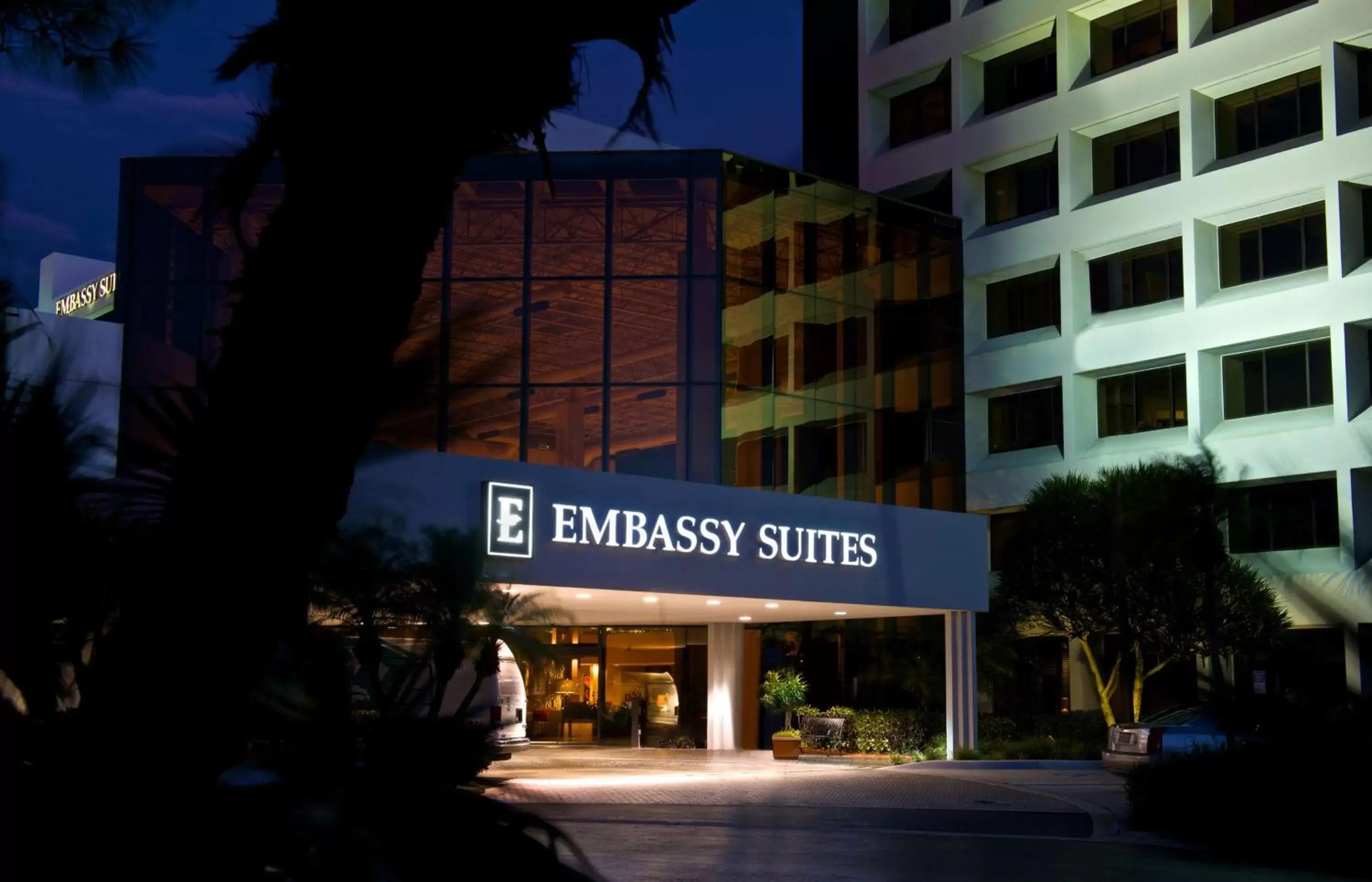 Property Building in Embassy Suites by Hilton Palm Beach Gardens PGA Boulevard