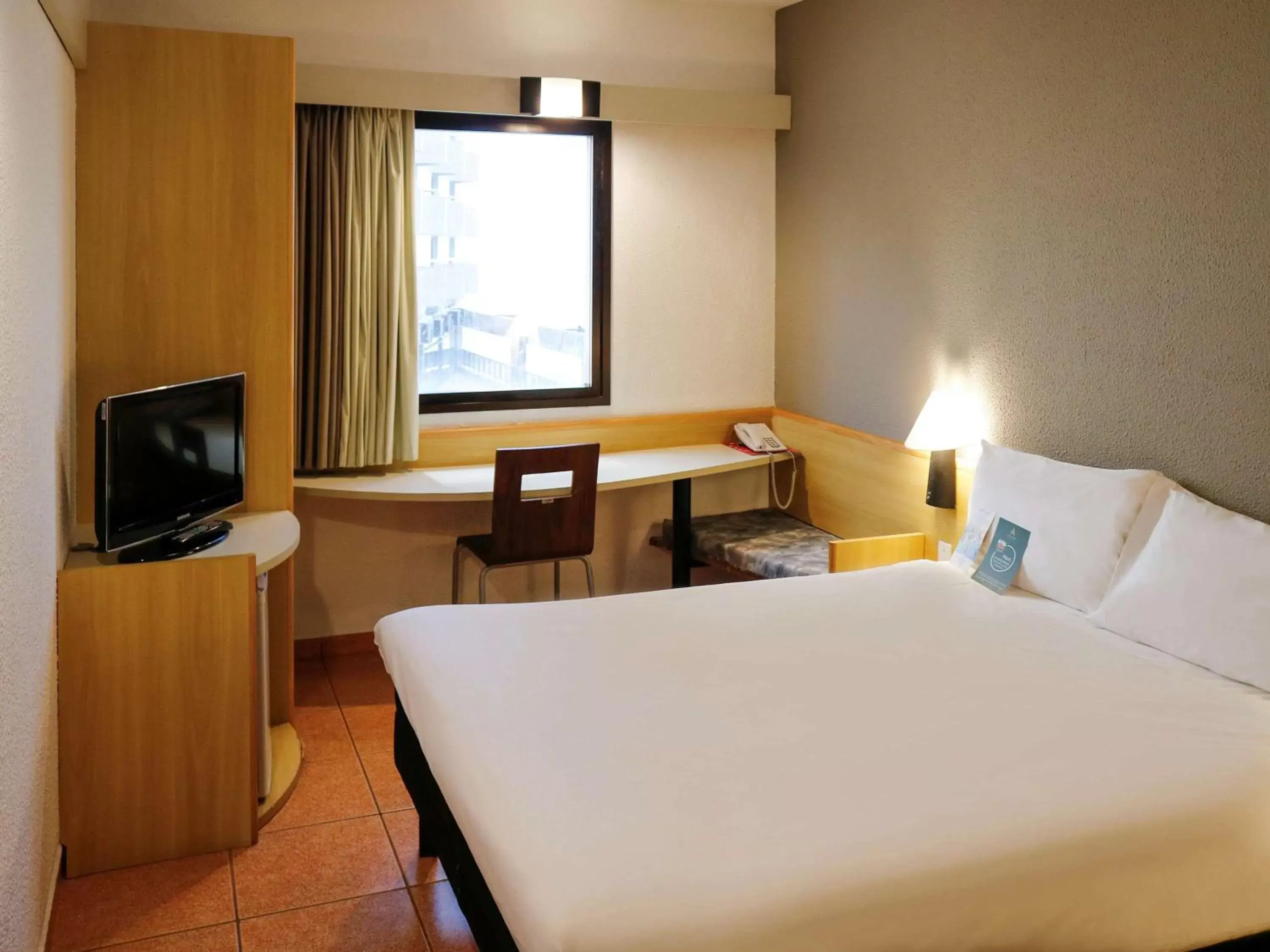 Photo of the whole room, Bed in ibis Santos Gonzaga Praia