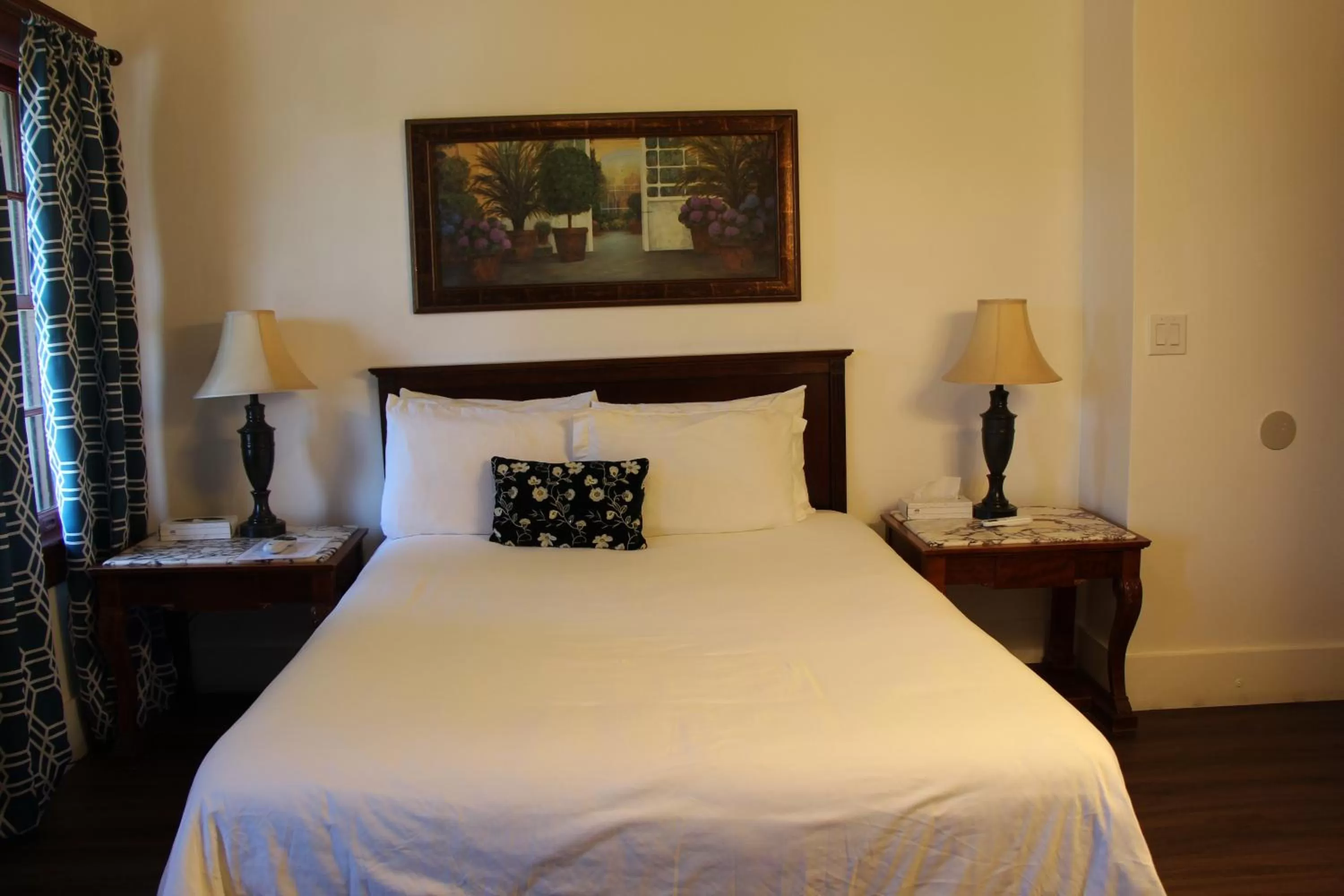 Bed in Glen Tavern Inn