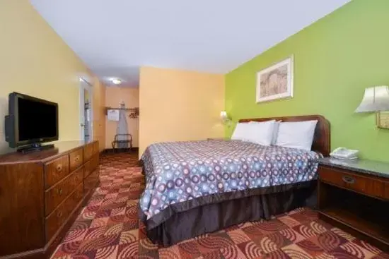 Photo of the whole room, Bed in Super 8 by Wyndham Lake of the Ozarks