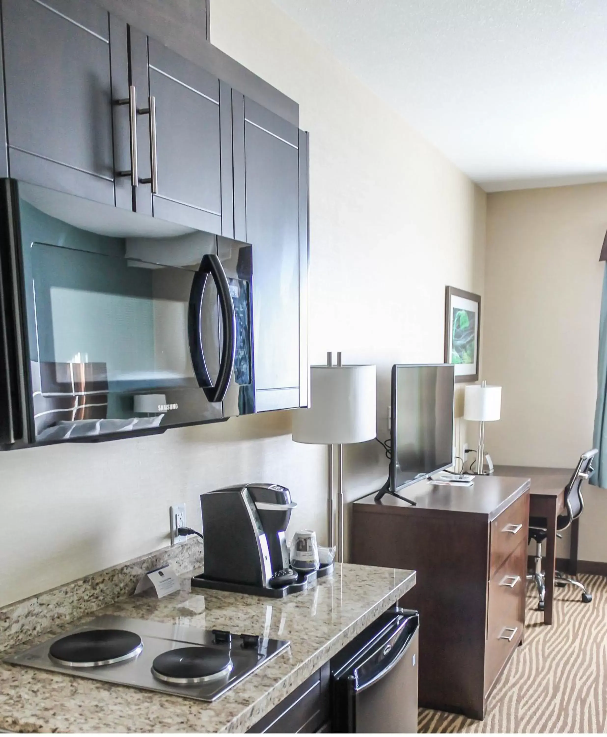 Kitchen or kitchenette, Kitchen/Kitchenette in Best Western Plus Moosomin Hotel