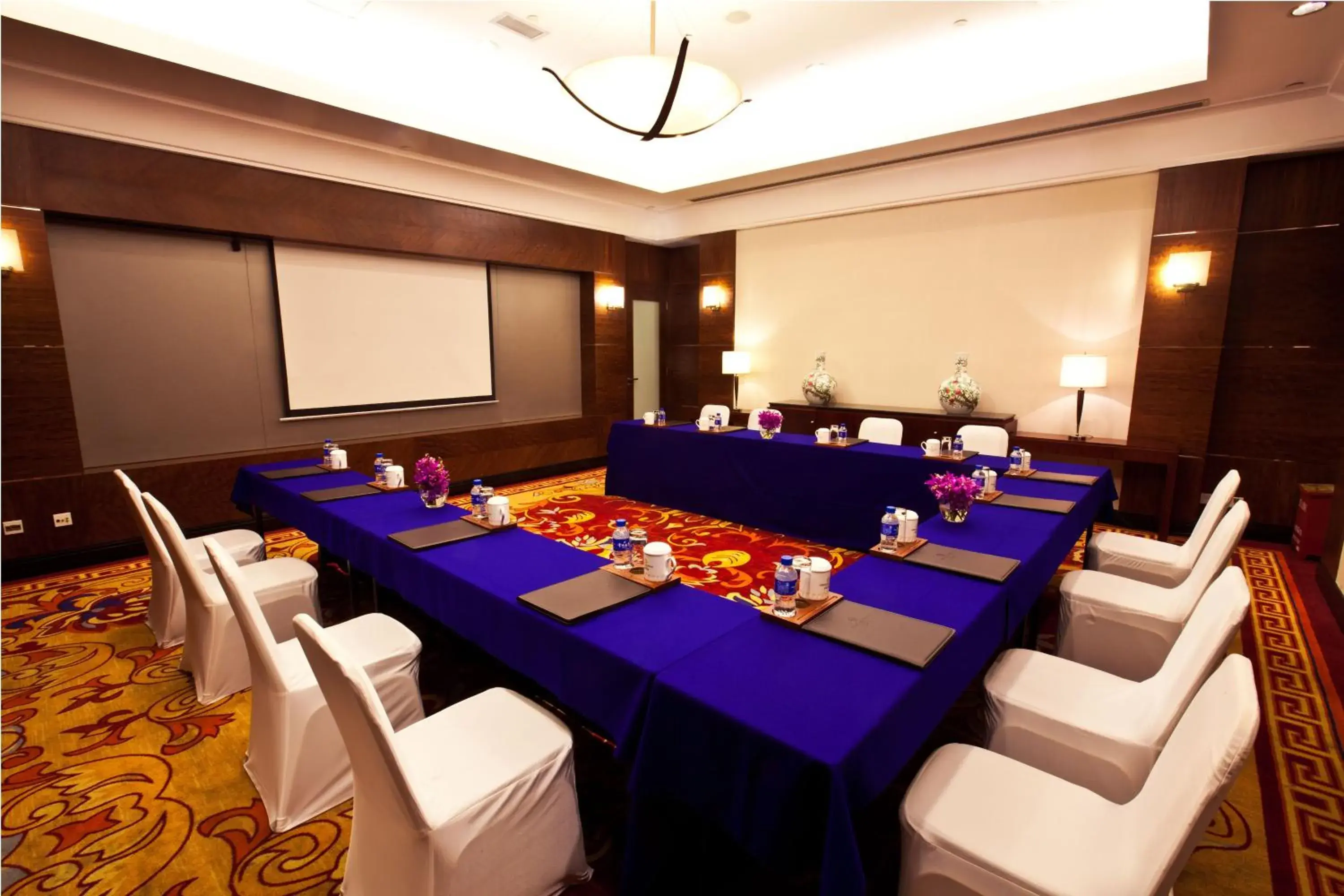 Business facilities in Zhongwei Green Lake Hotel Kunming