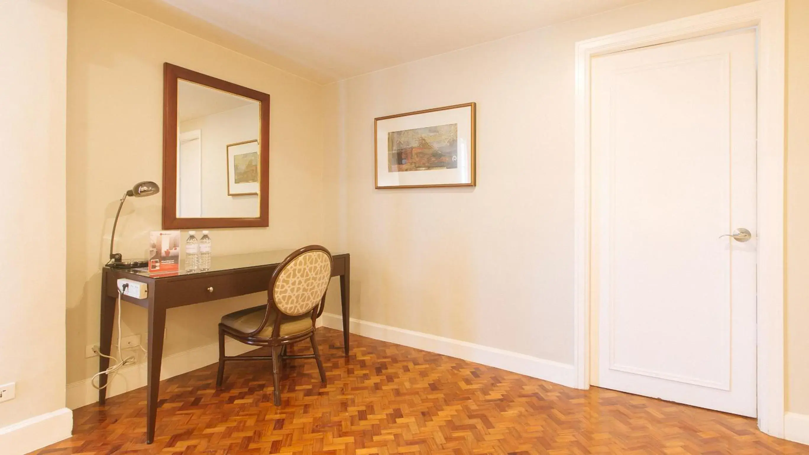 Seating area, Bathroom in RedDoorz Premium @ The Residences Olympia Makati