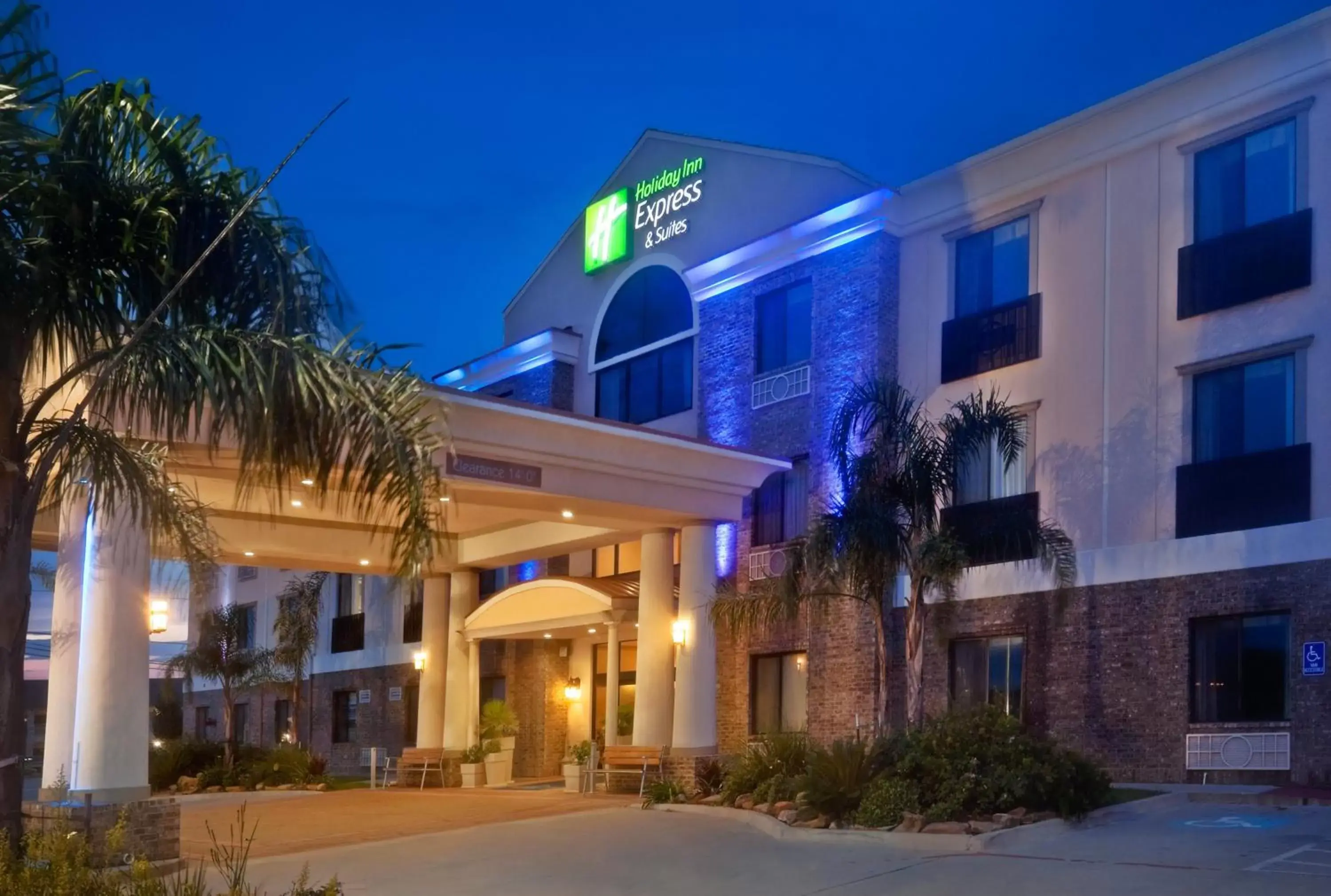 Property Building in Holiday Inn Express Hotel and Suites Fairfield-North, an IHG Hotel