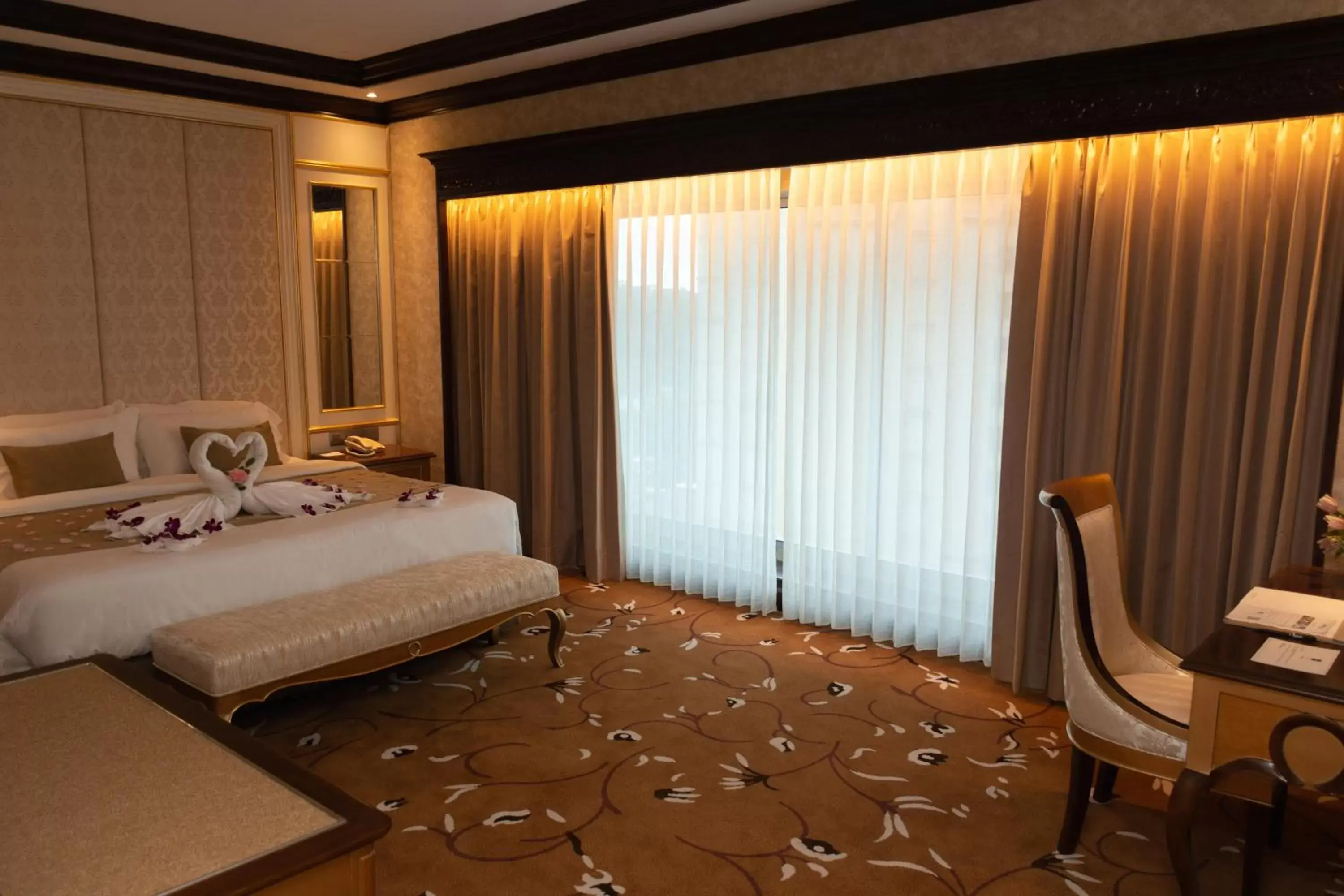 Bed in Puteri Wing - Riverside Majestic Hotel
