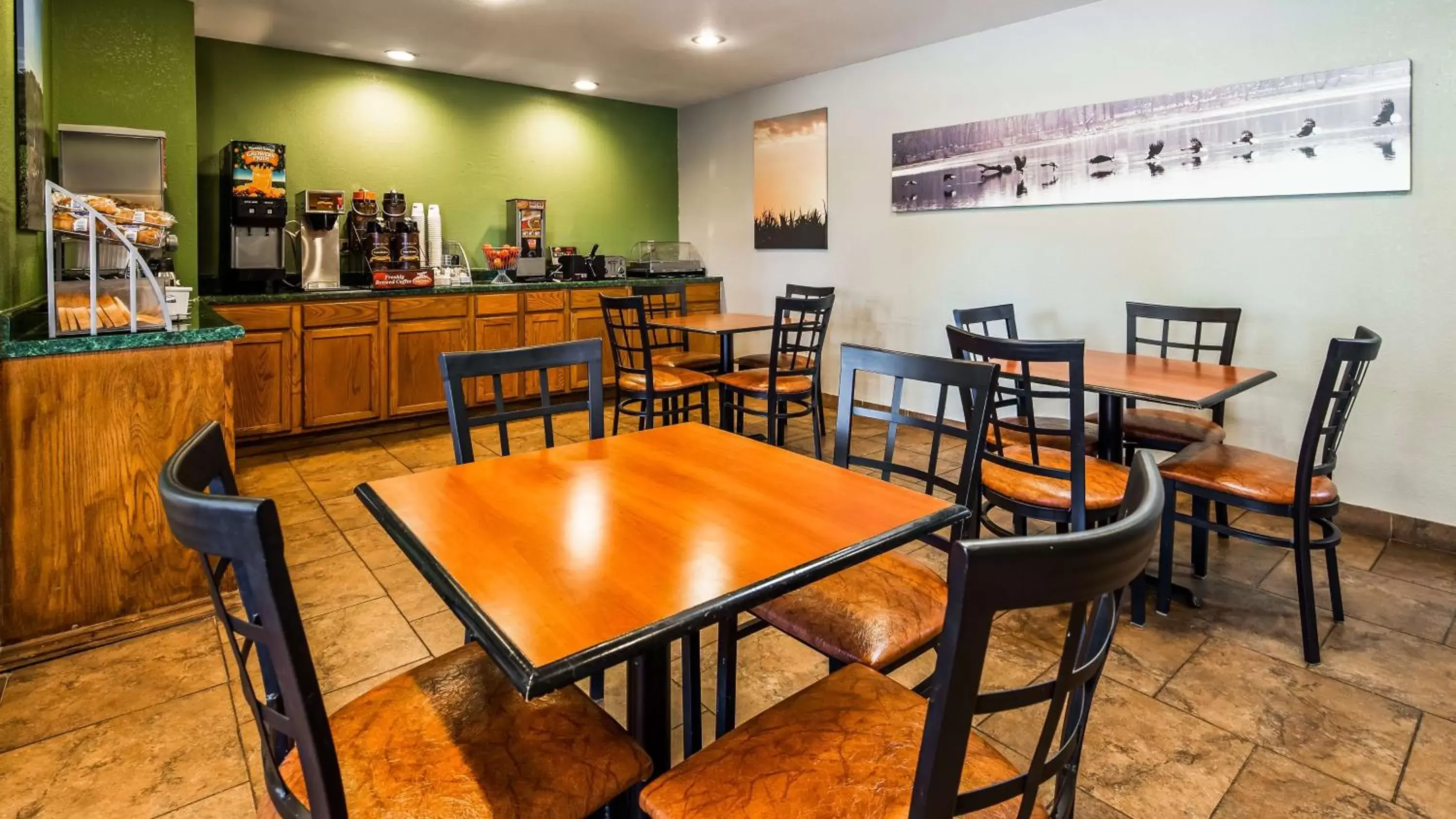 Restaurant/Places to Eat in SureStay Plus Hotel by Best Western Bettendorf