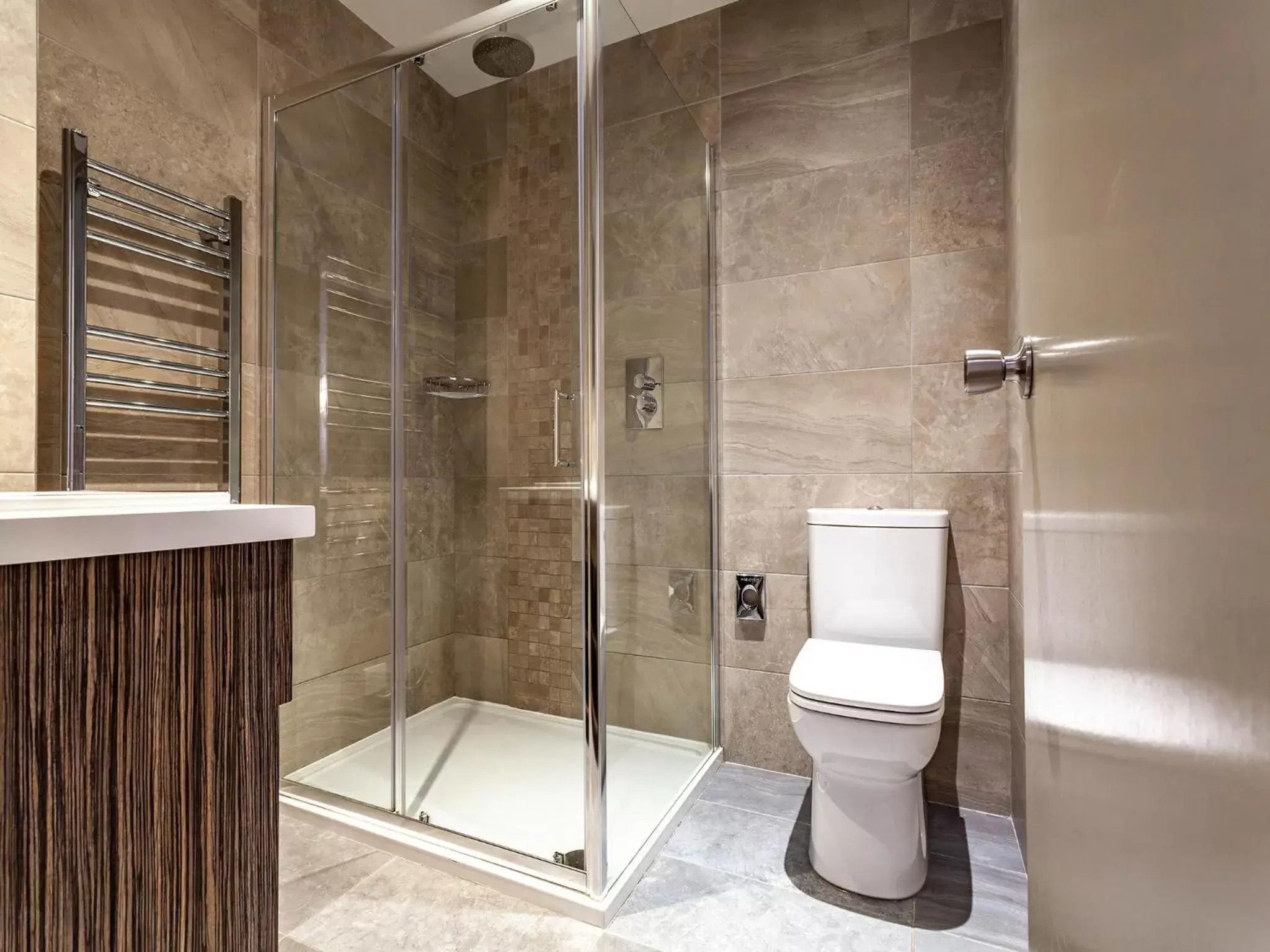 Shower, Bathroom in White Hart Hotel, BW Premier Collection