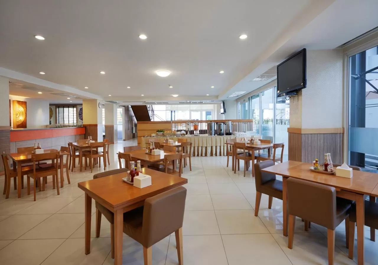 Restaurant/places to eat in Prom Ratchada Hotel