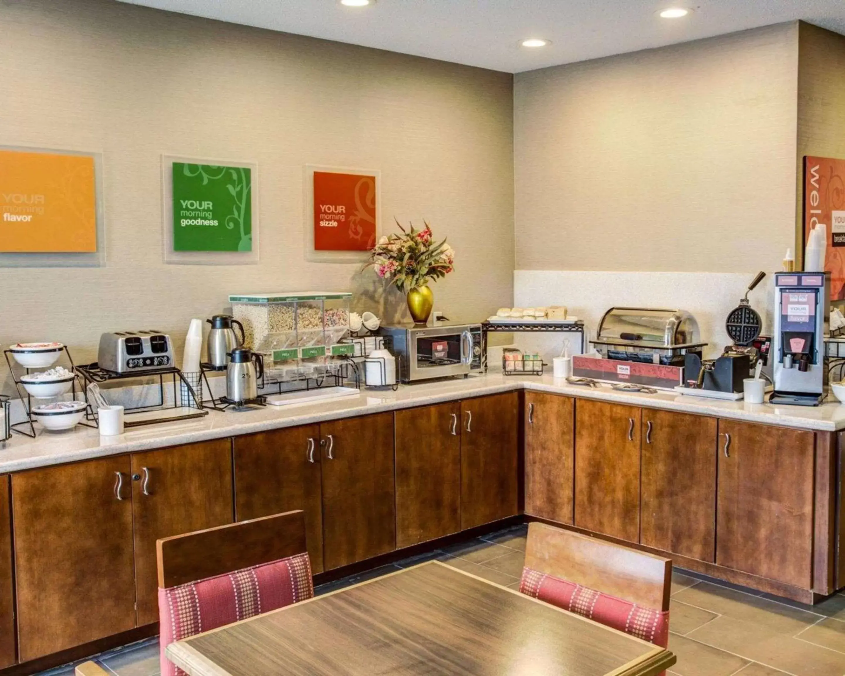 Restaurant/places to eat, Kitchen/Kitchenette in Comfort Inn & Suites North Greenfield