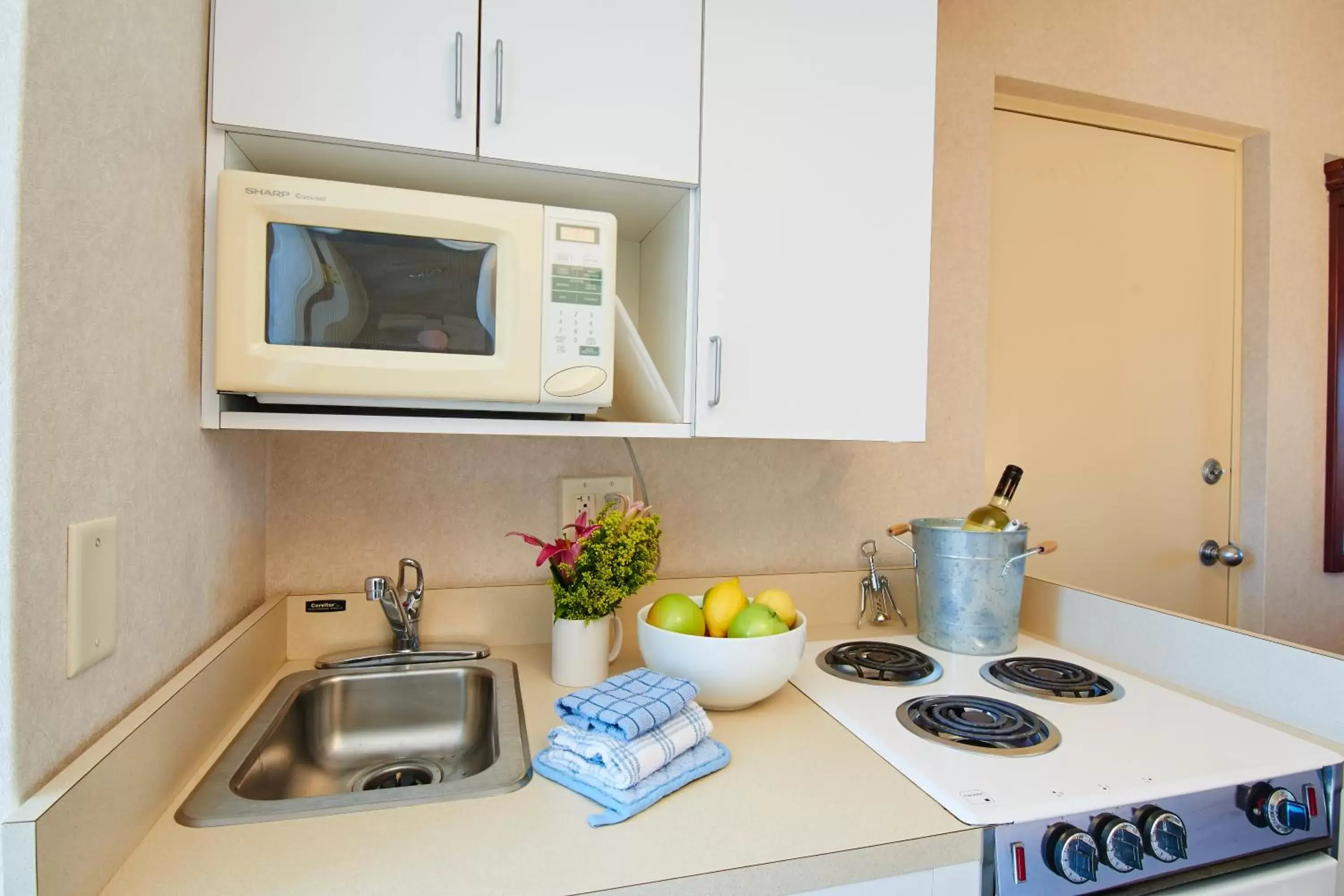 Kitchen or kitchenette, Kitchen/Kitchenette in The Bay Resort