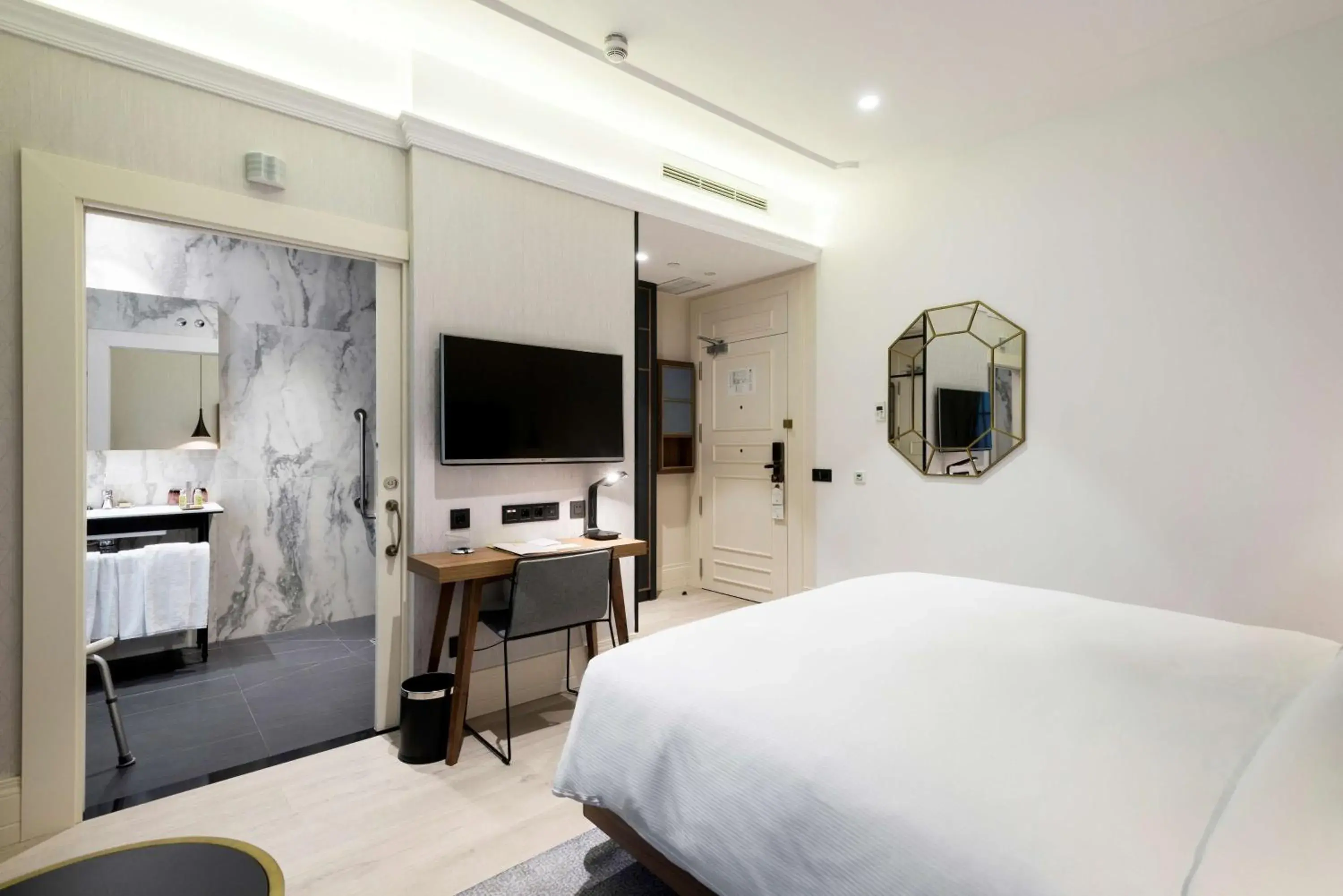 Bedroom, TV/Entertainment Center in DoubleTree by Hilton Madrid-Prado