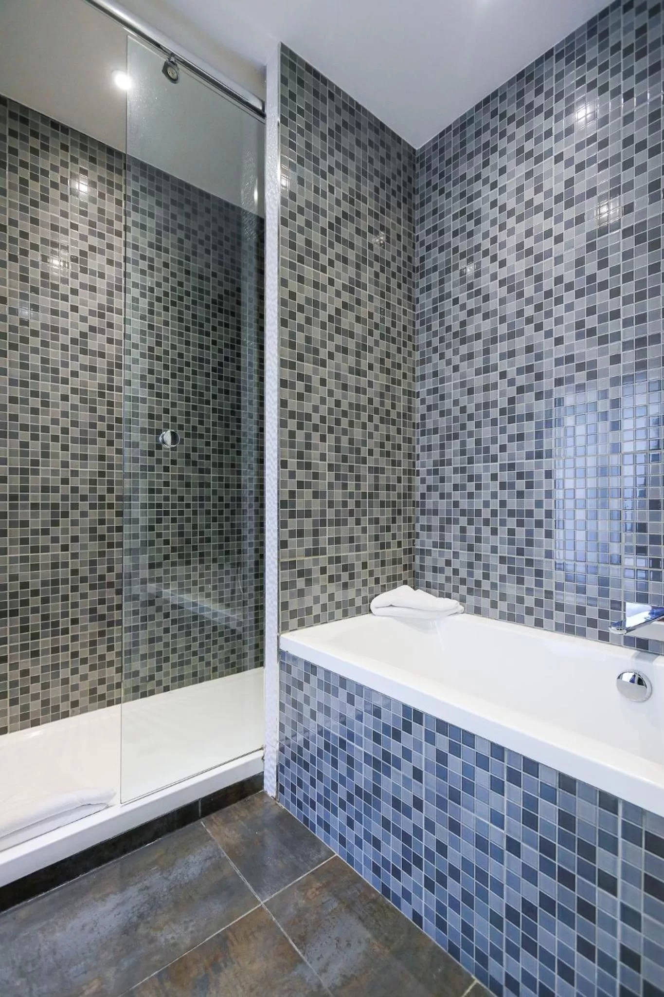 Bathroom in Nice Excelsior Centre ville by HappyCulture