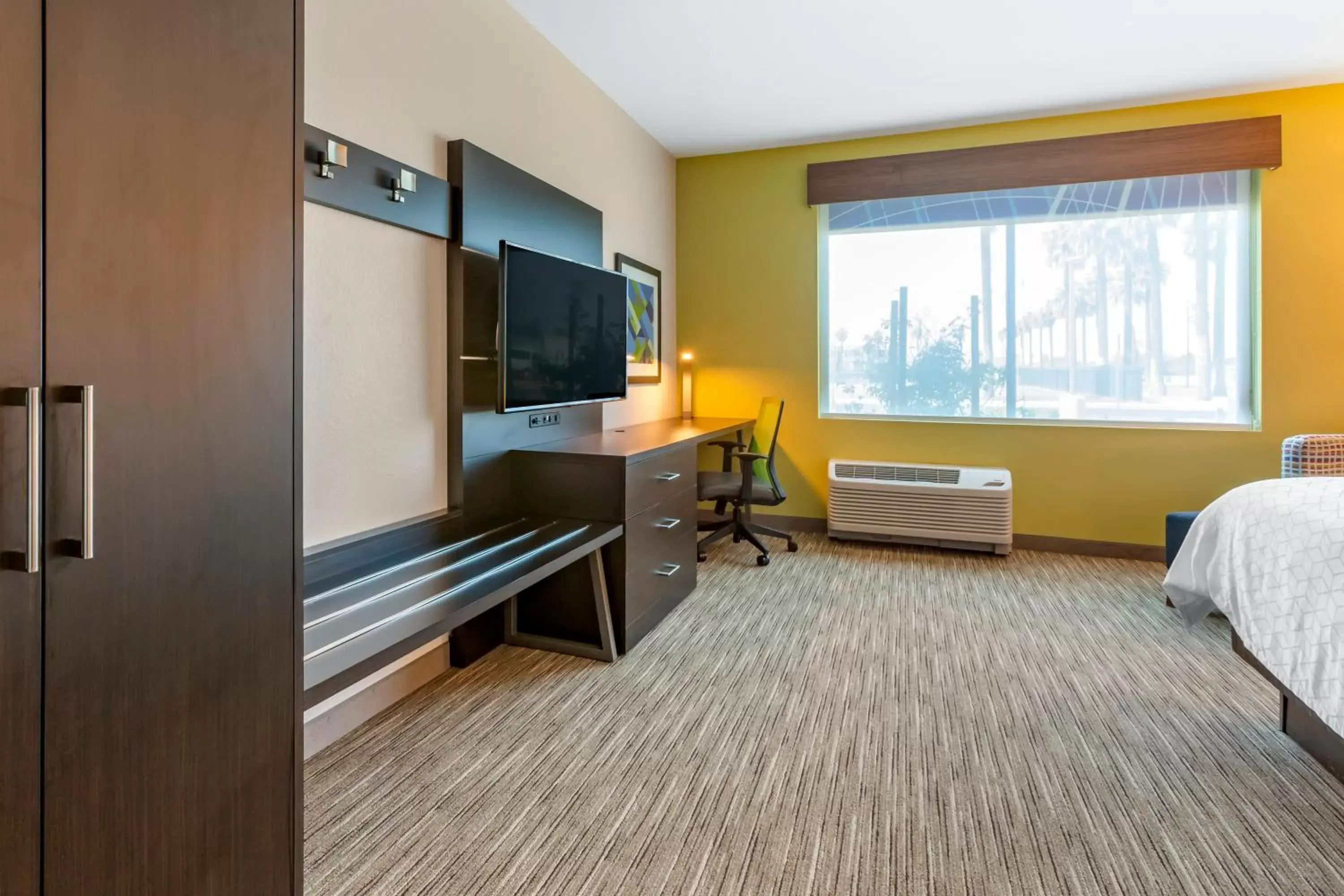 TV and multimedia, TV/Entertainment Center in Holiday Inn Express & Suites - Phoenix Dwtn - State Capitol, an IHG Hotel