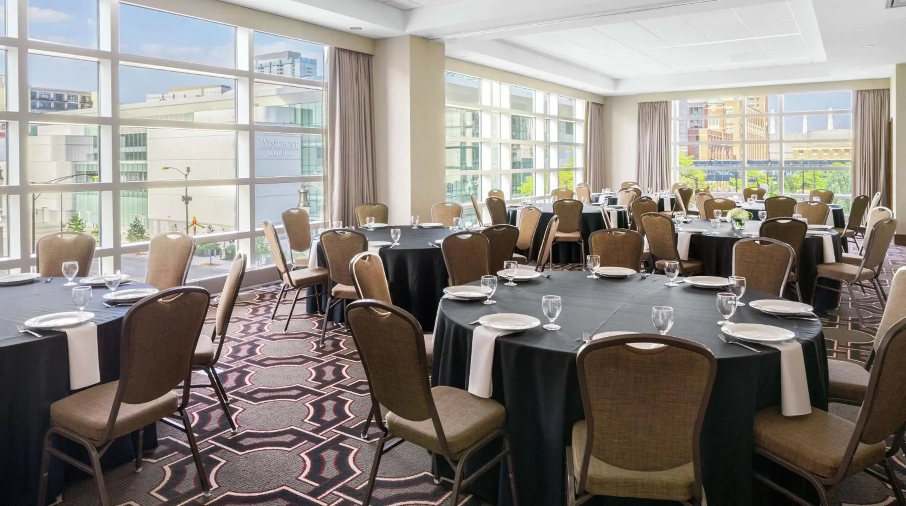 Meeting/conference room, Restaurant/Places to Eat in Home2 Suites By Hilton Chicago McCormick Place