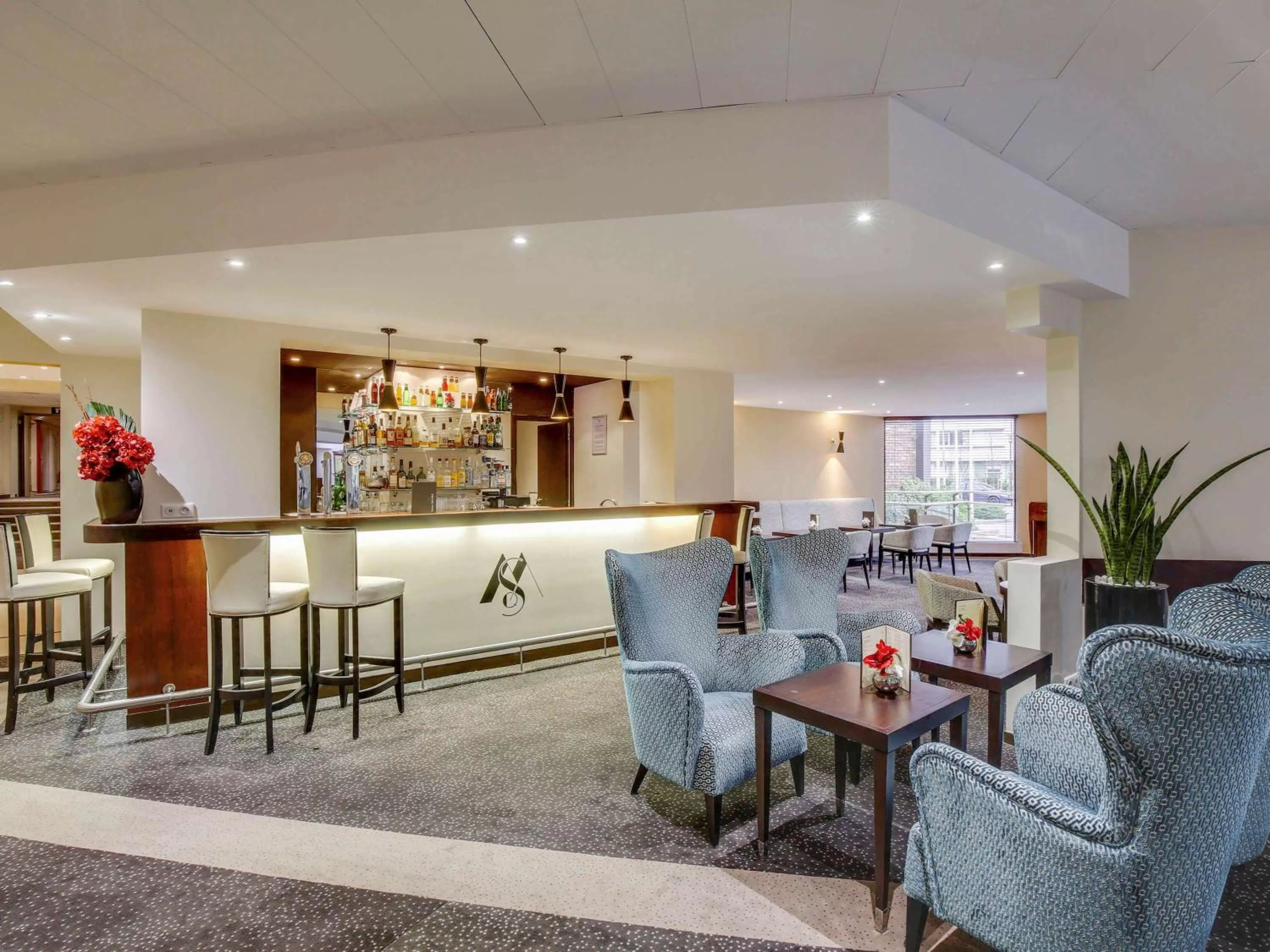 Lounge or bar in Mercure Maurepas Saint Quentin