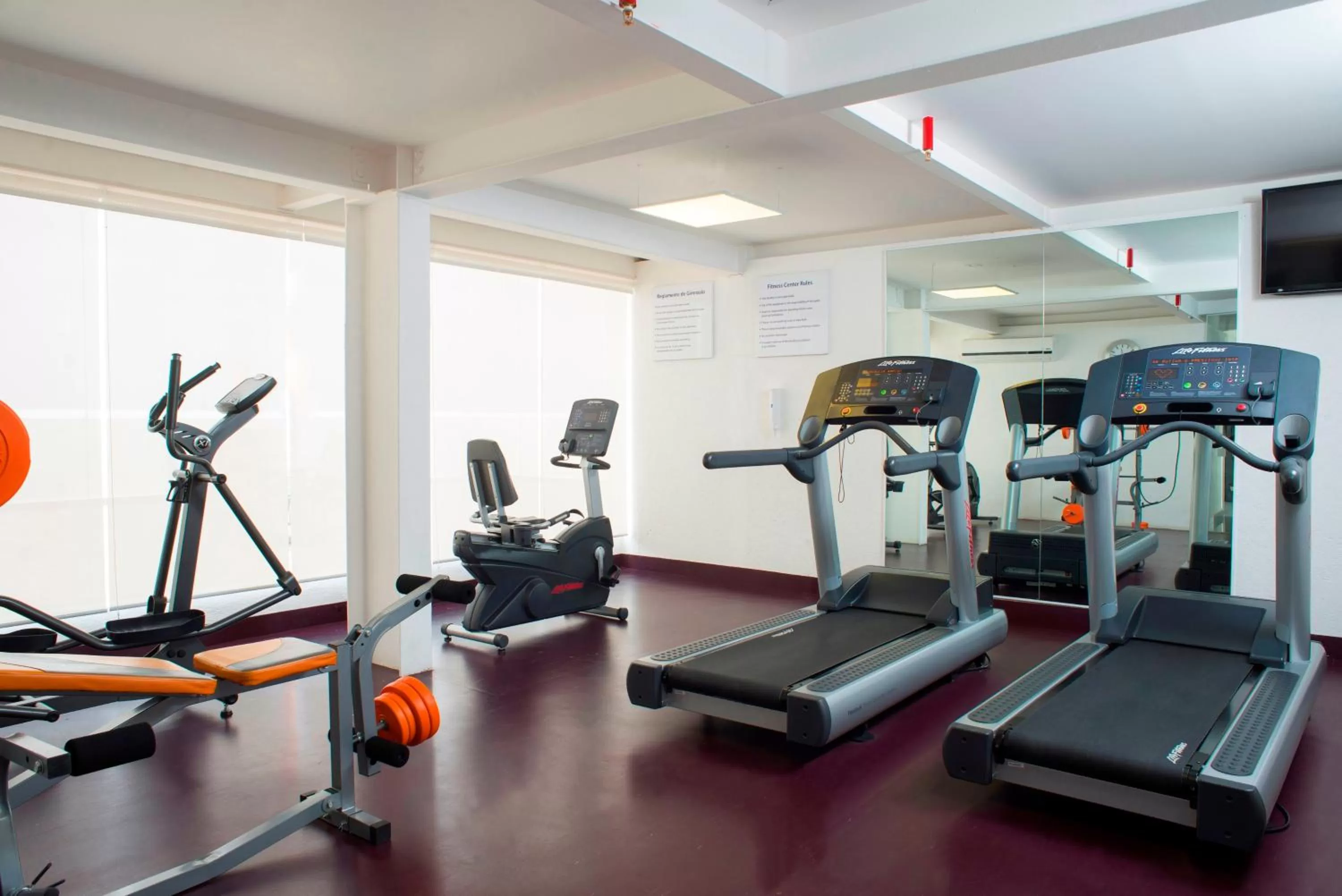 Fitness centre/facilities in Holiday Inn Express & Suites Queretaro by IHG