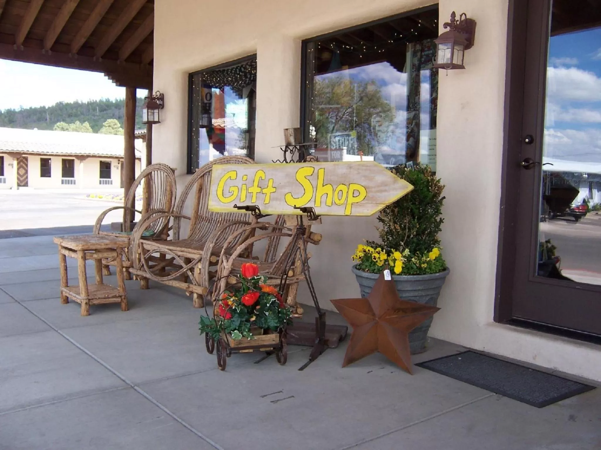 Facade/entrance in The Lodge on Route 66