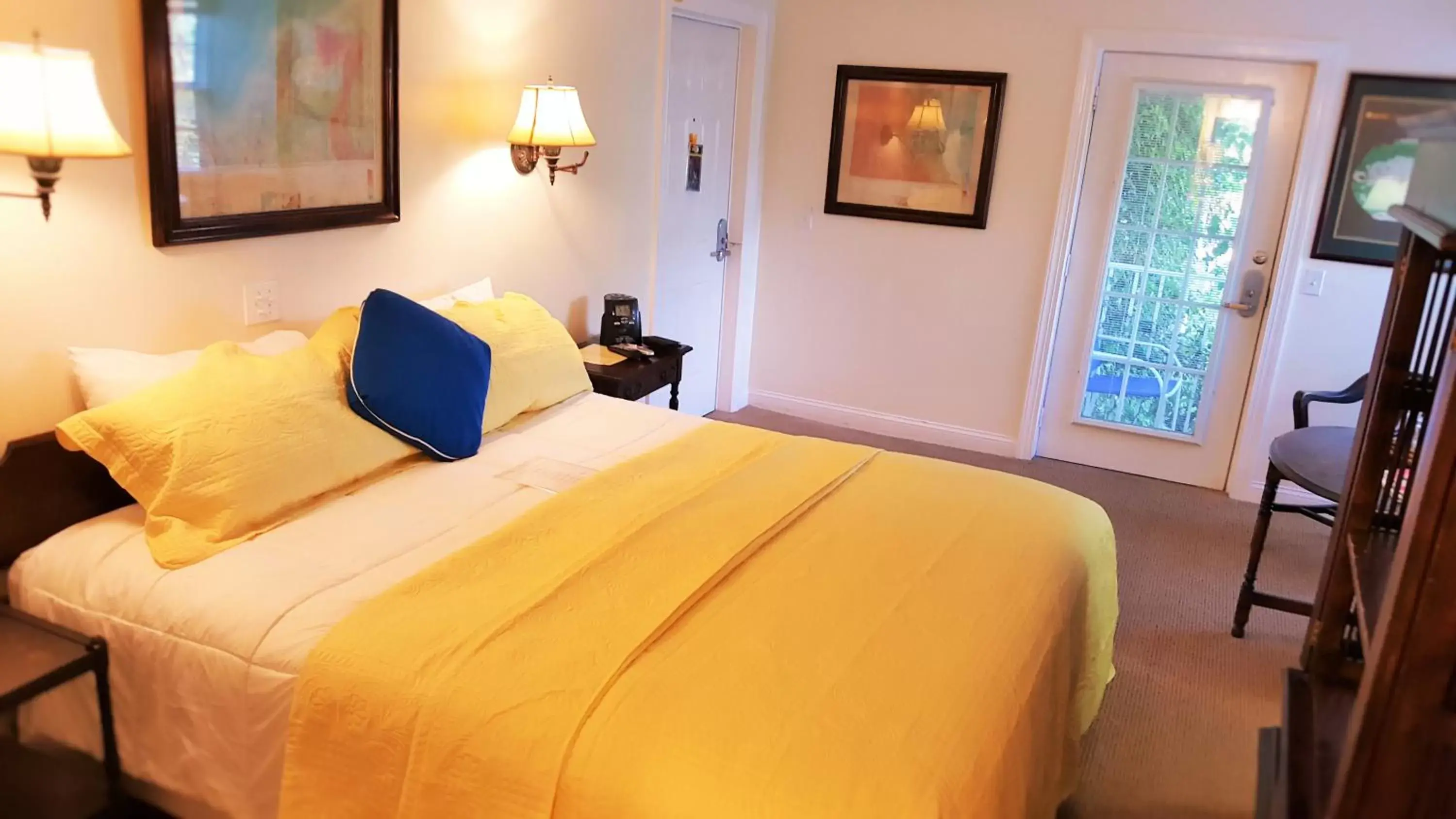 Bedroom, Bed in The Caribbean Court Boutique Hotel