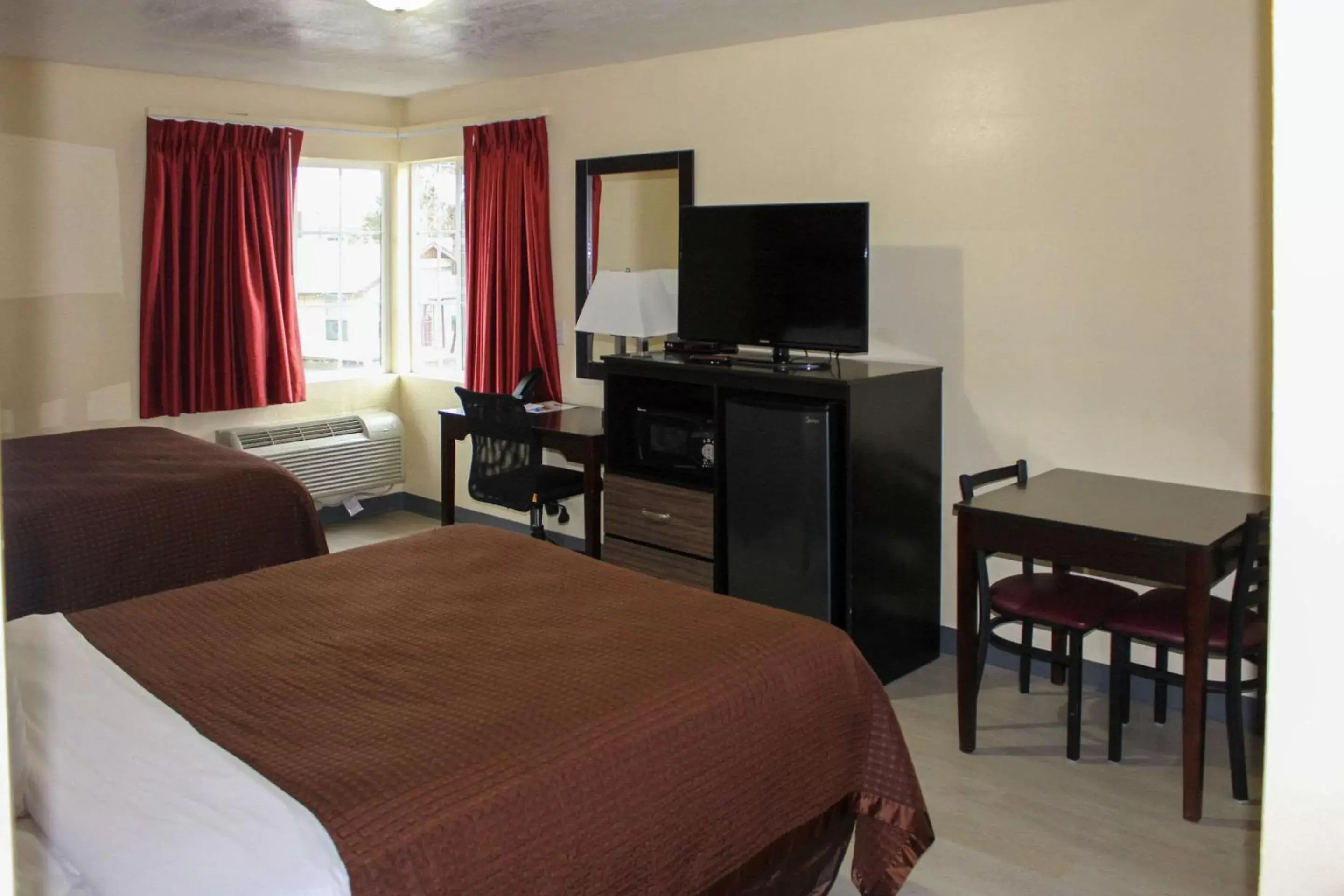 Bedroom, TV/Entertainment Center in Rodeway Inn Medford