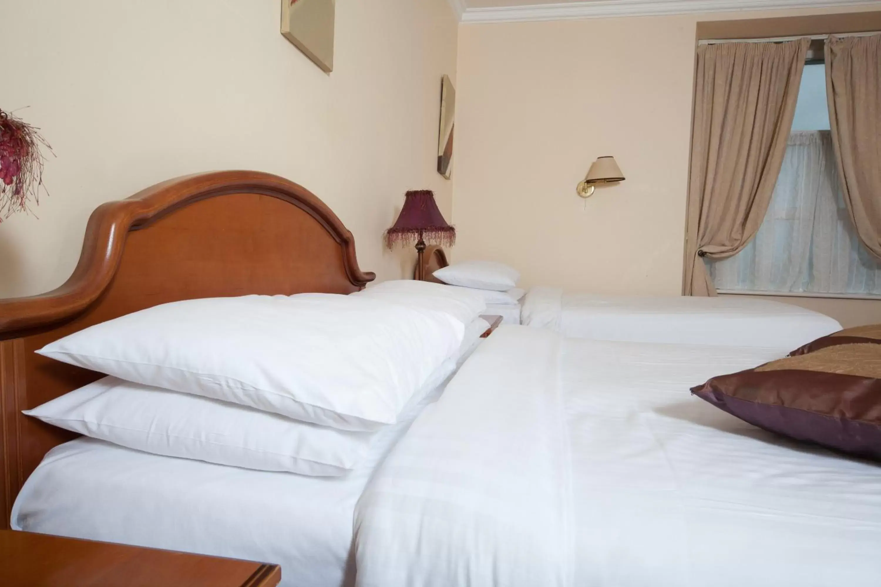 Bed in Darnley Lodge Hotel