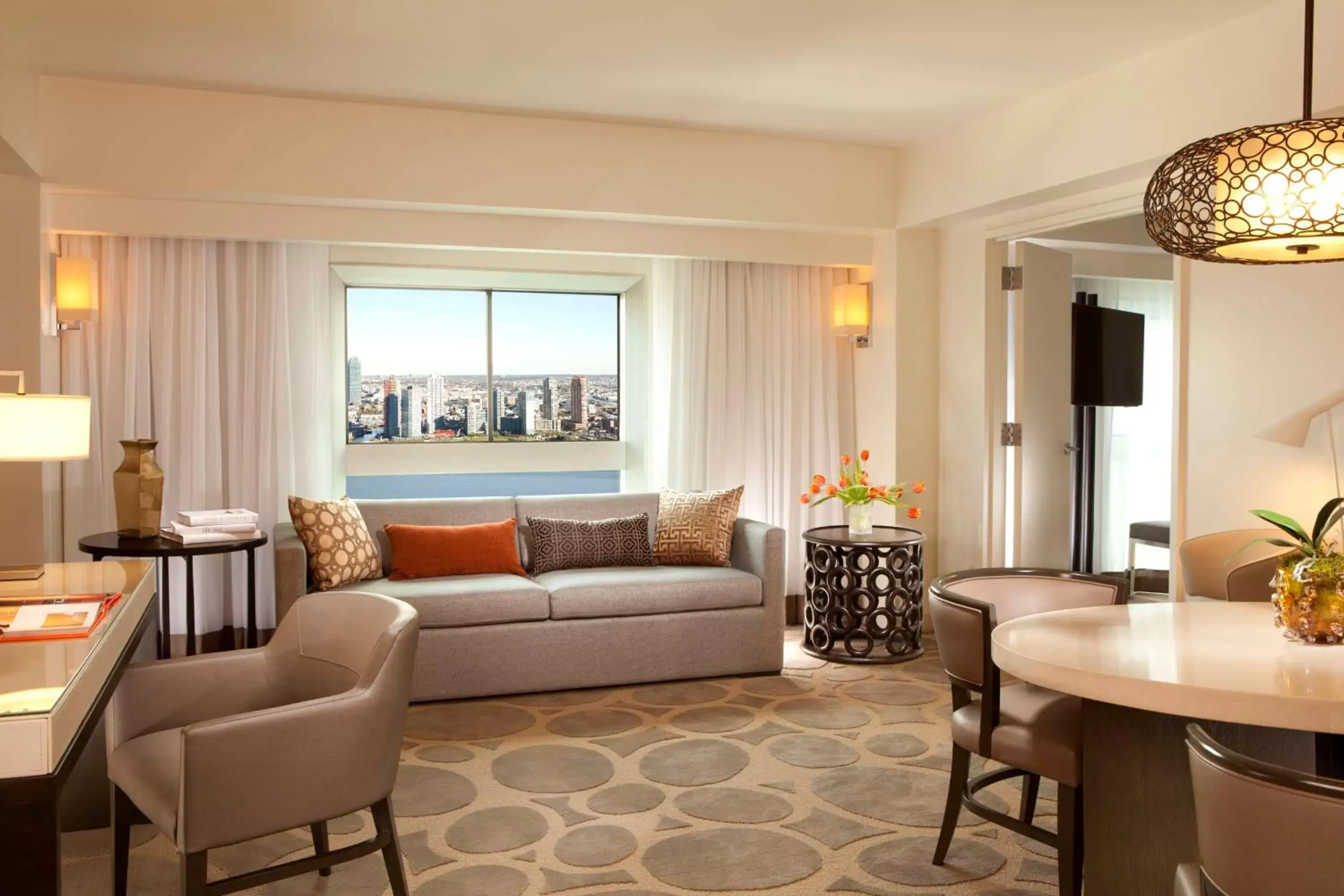 Bedroom, Seating Area in Millennium Hilton New York One UN Plaza