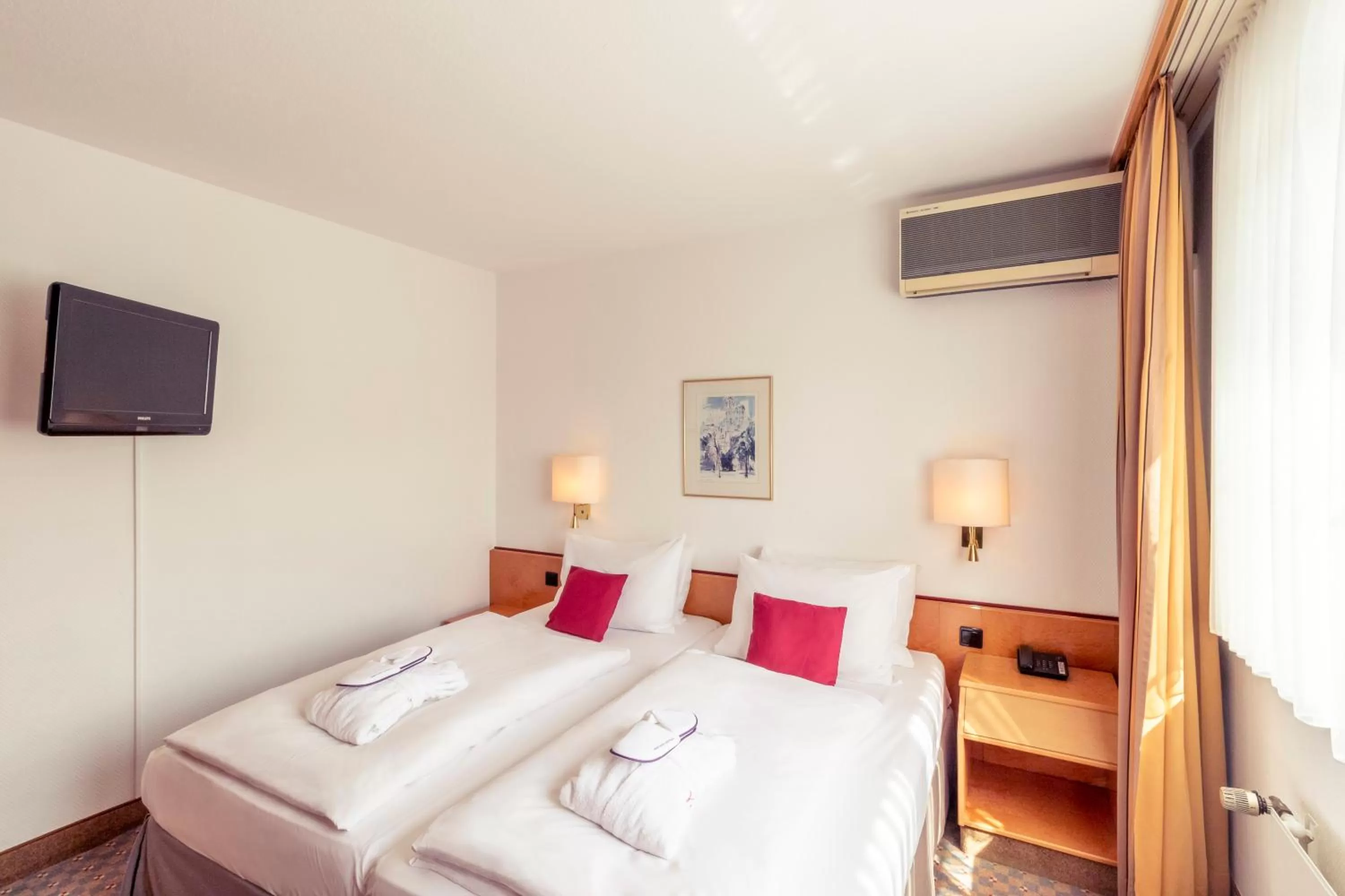 Photo of the whole room, Bed in Mercure Hotel Köln City Friesenstraße