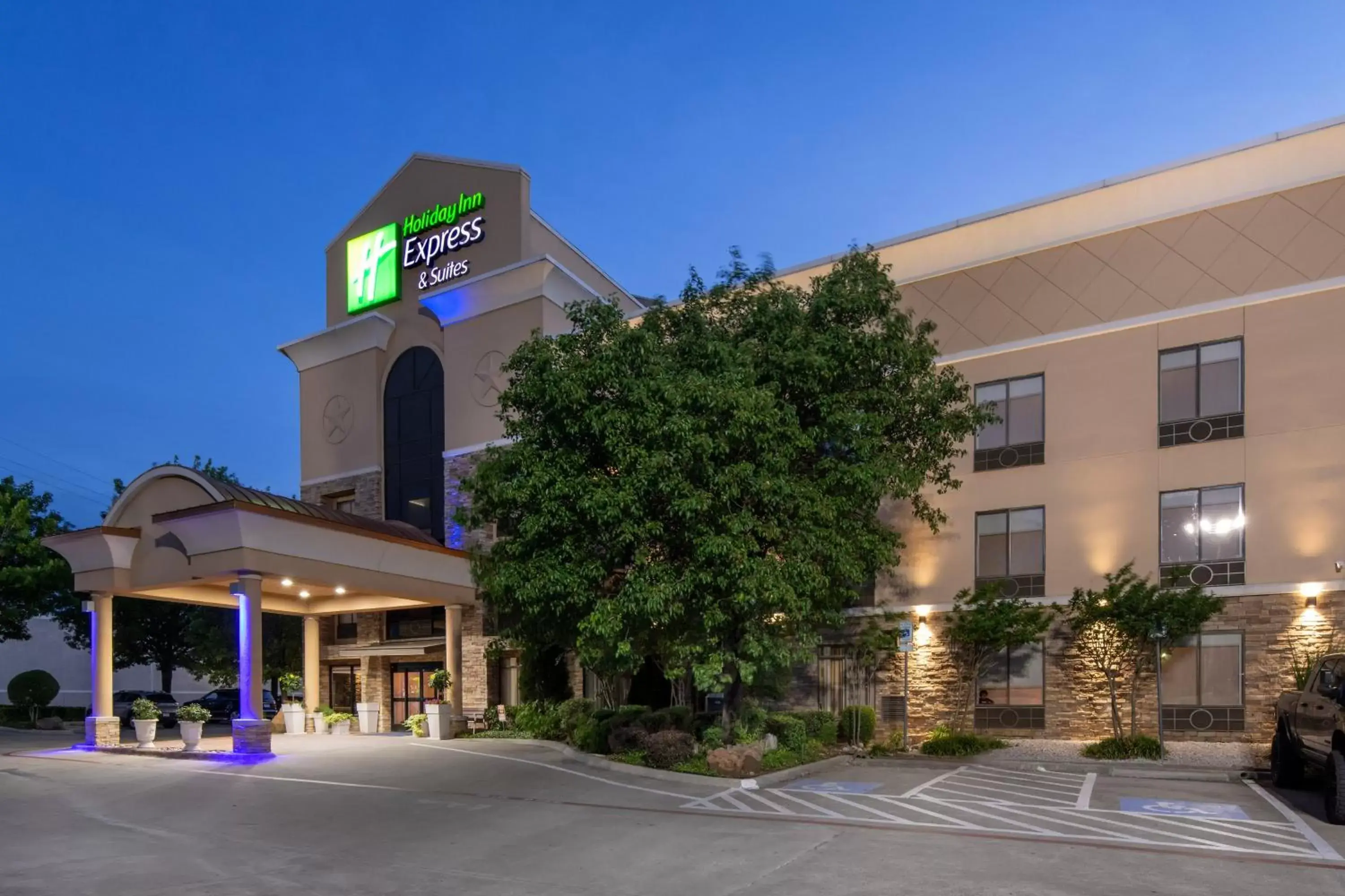 Property building in Holiday Inn Express Arlington Interstate 20 Parks Mall, an IHG Hotel