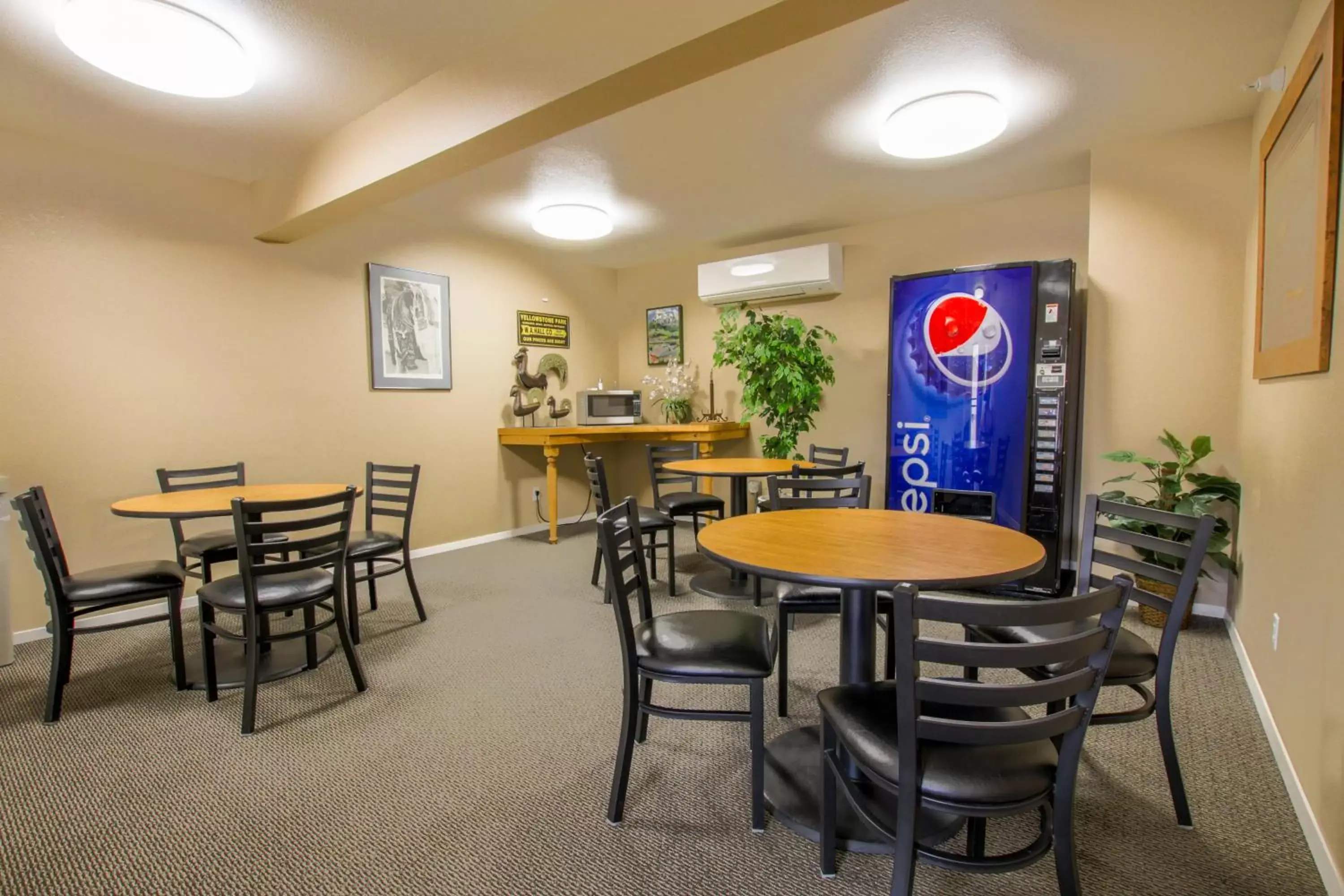 Seating area, Lounge/Bar in Travelodge by Wyndham Gardiner Yellowstone Park North Entr