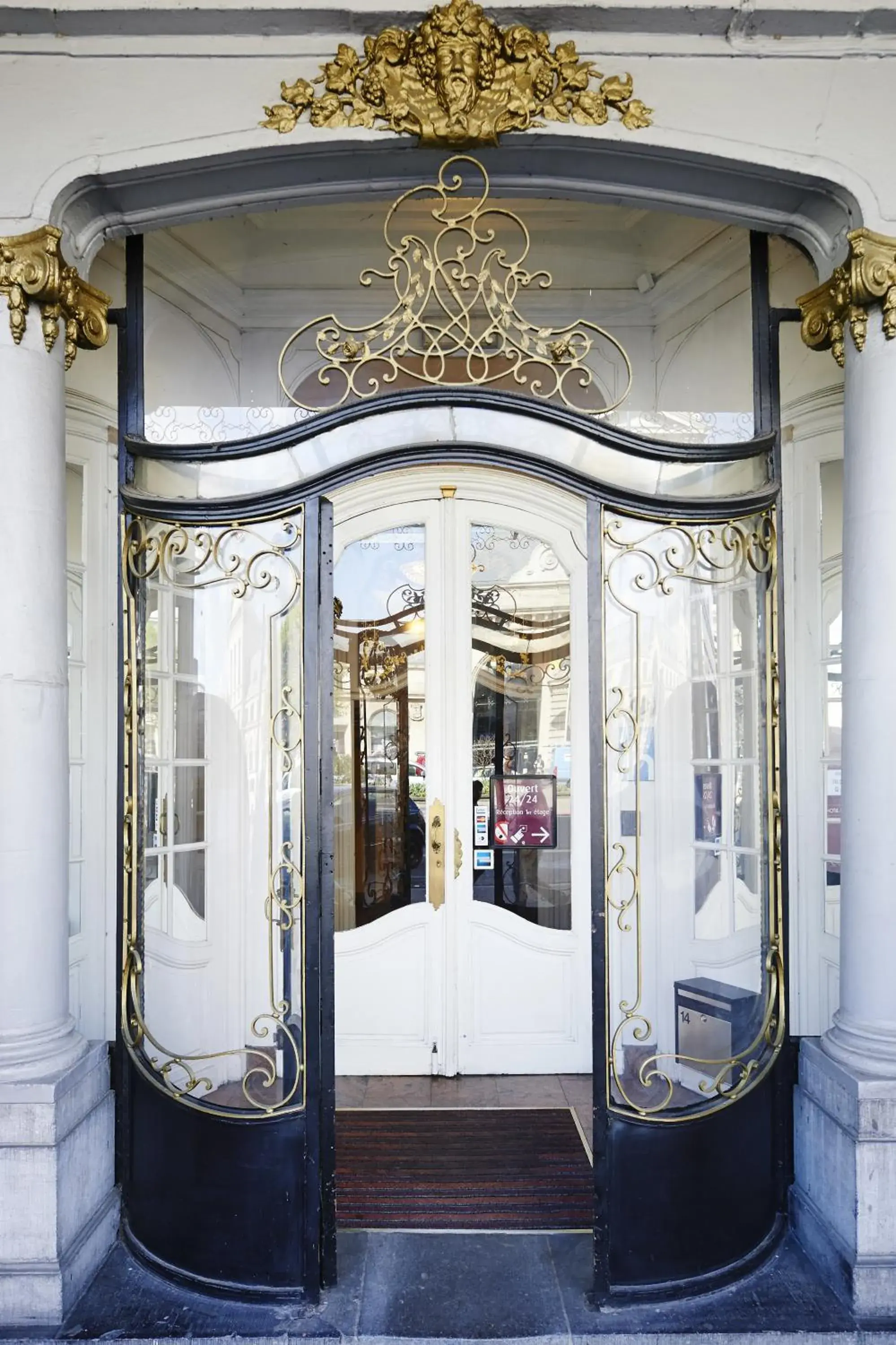 Facade/entrance in Grand Hotel de Flandre