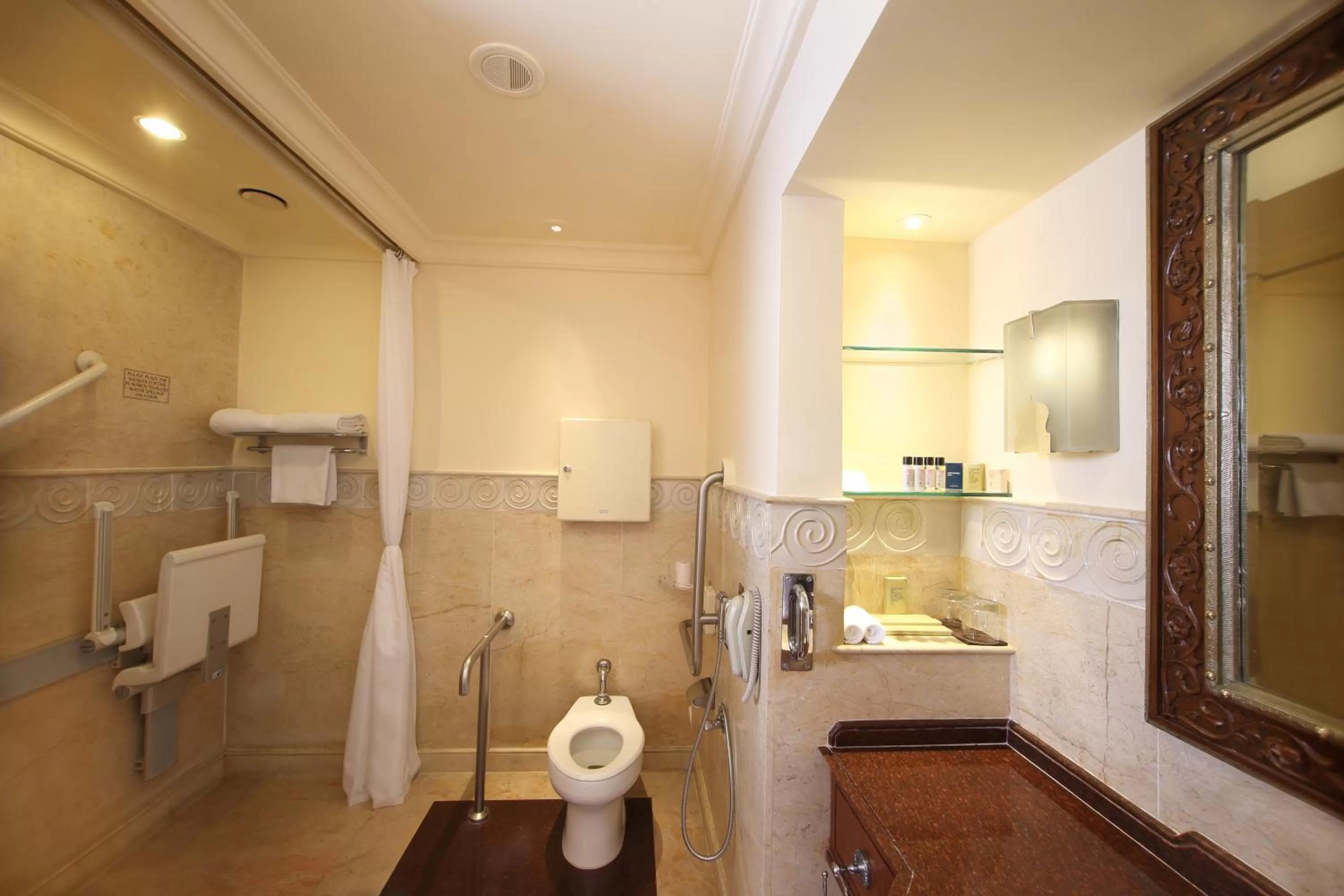 Shower in Taj Hari Mahal Jodhpur