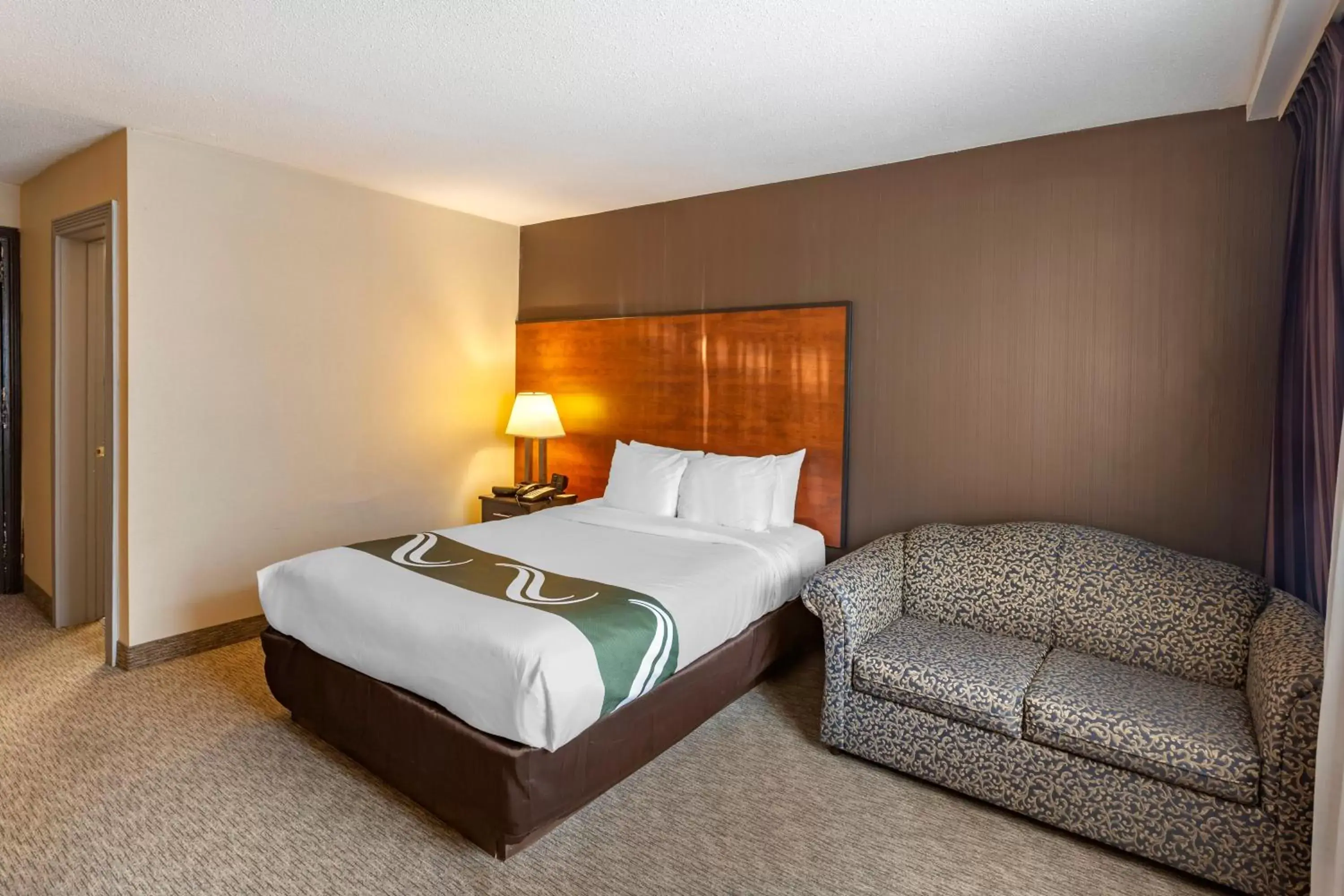 Bed in Quality Inn Toronto Airport